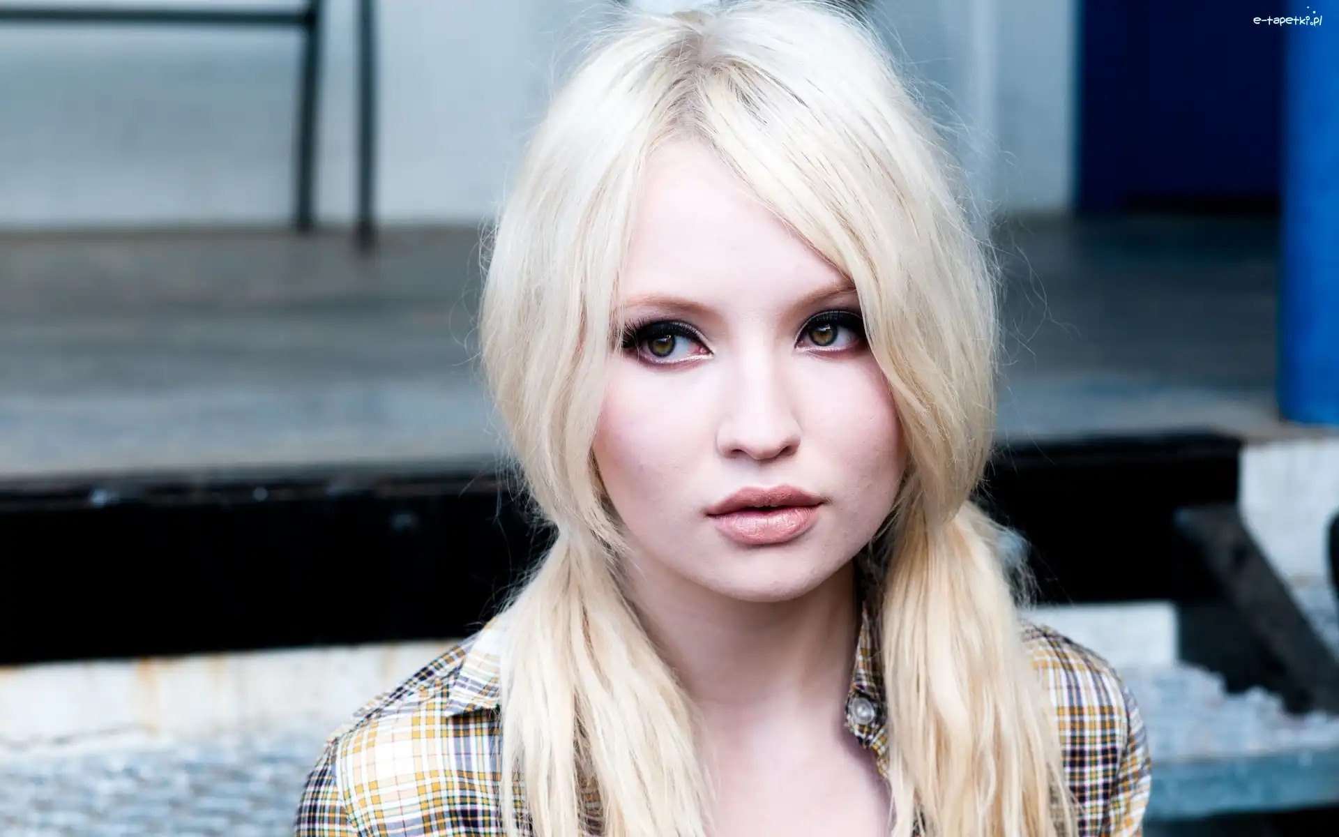 Emily Browning, Bluzeczka, Blondynka, Kratkę, W
