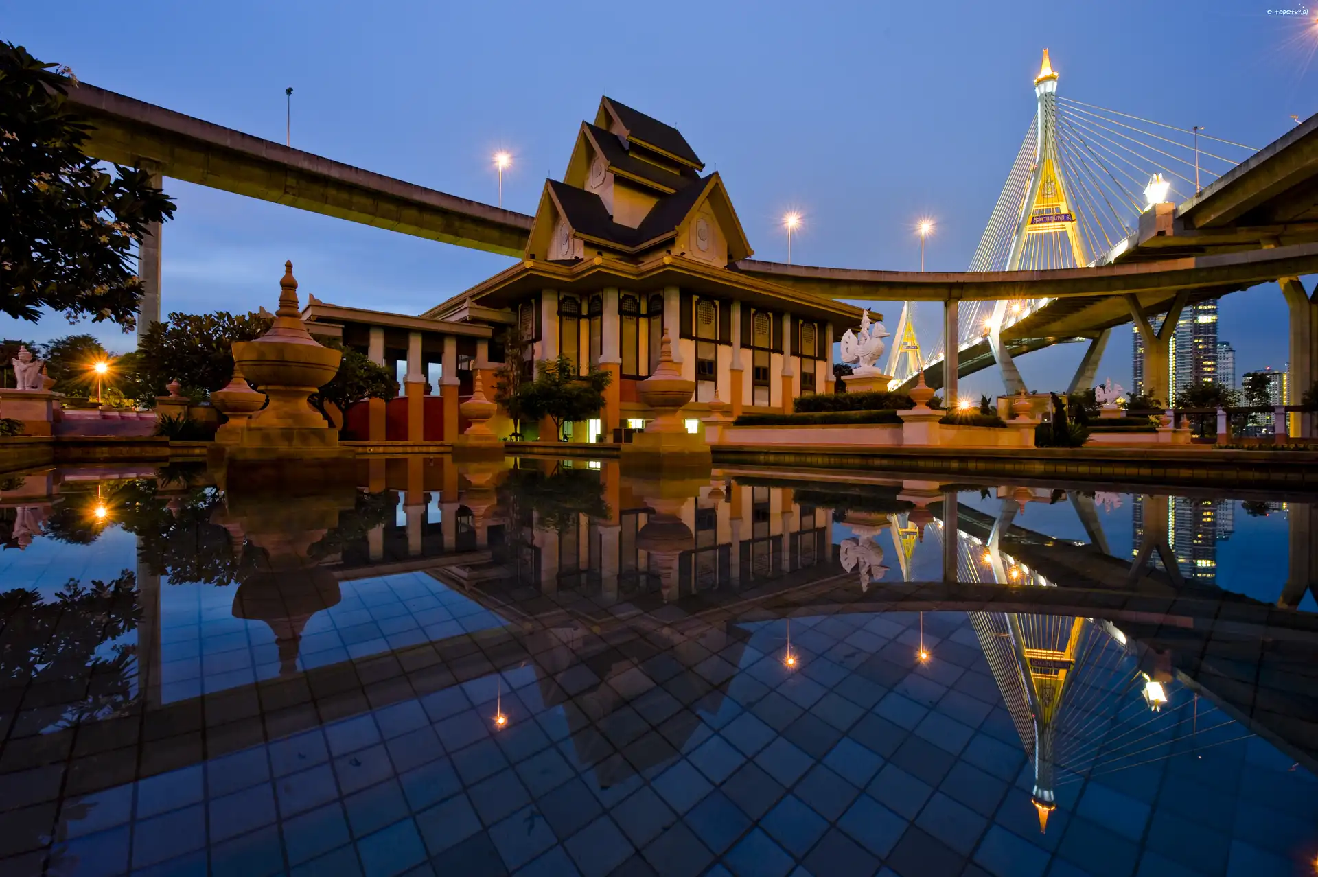 Bangkok, Saphan Bhumibol, Hotel