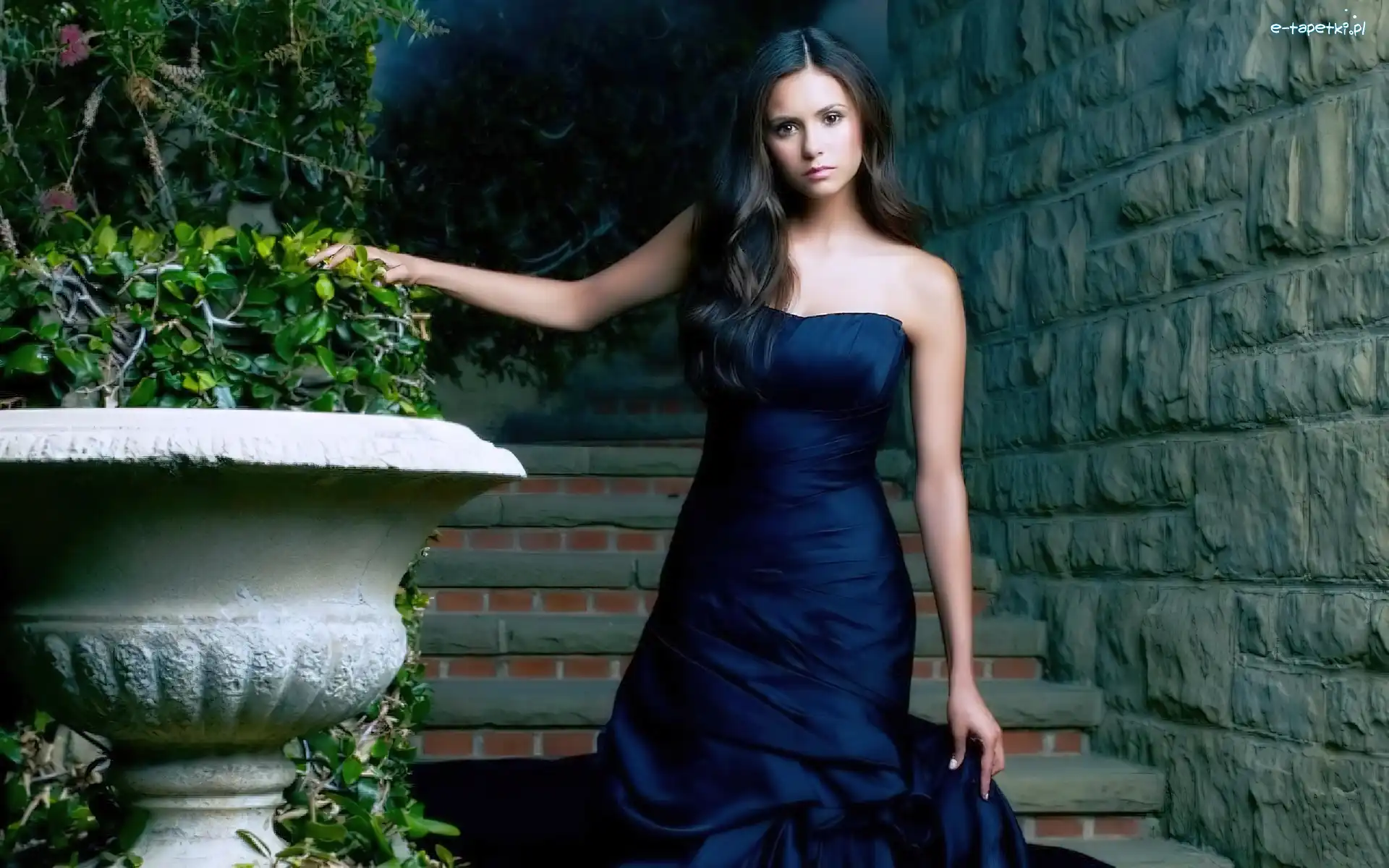 Nina Dobrev, Suknia, Czarna, Donica, Schody