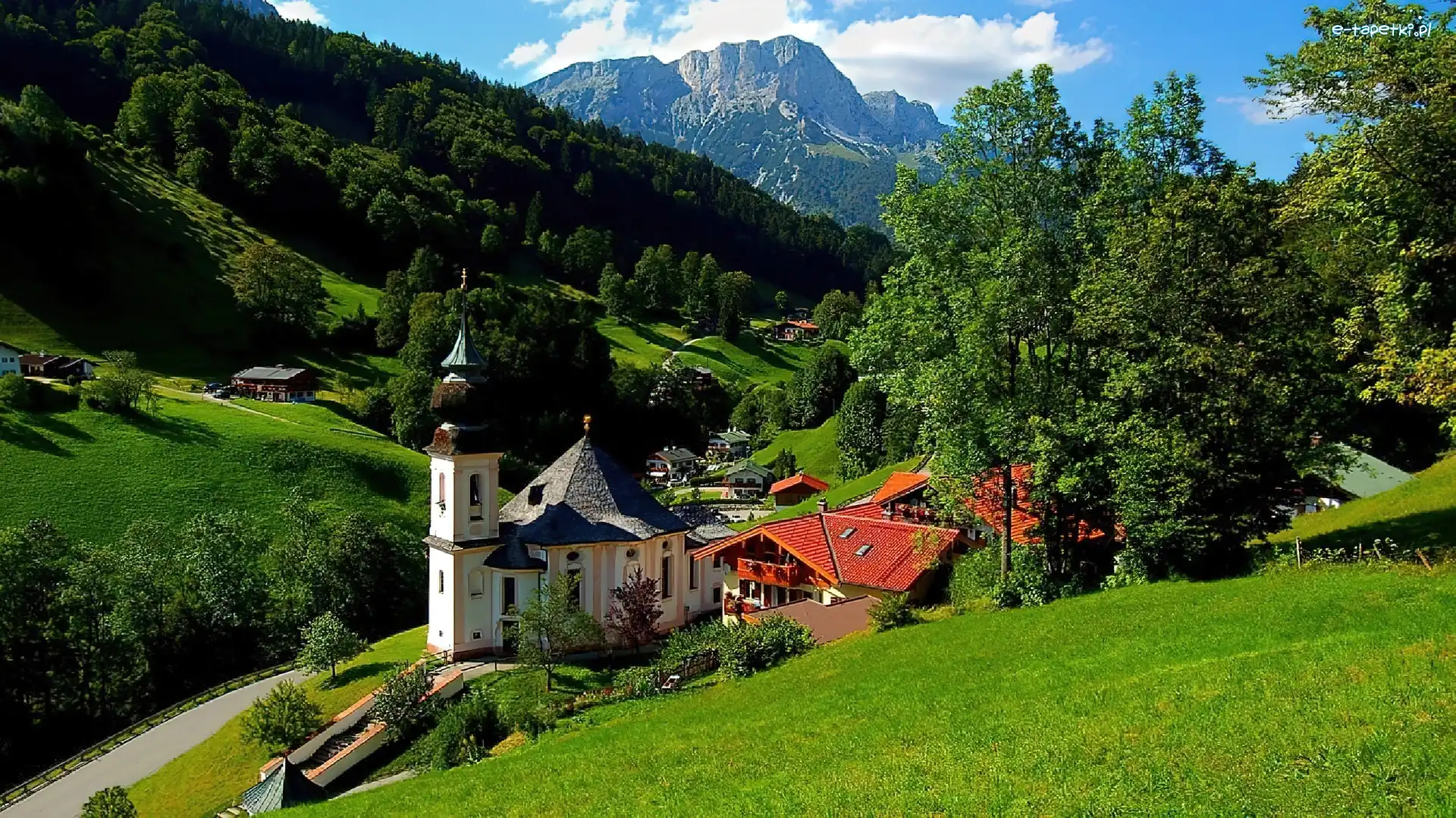 Kościół, Drzewa, Łąka, Góry
