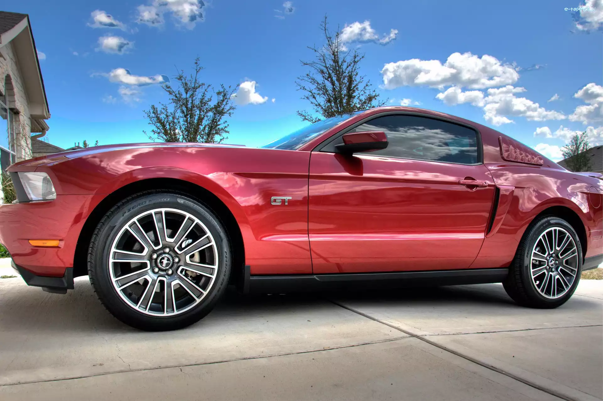 Niebo, Mustang GT, Plac, Chmury, Ford, Czerwony