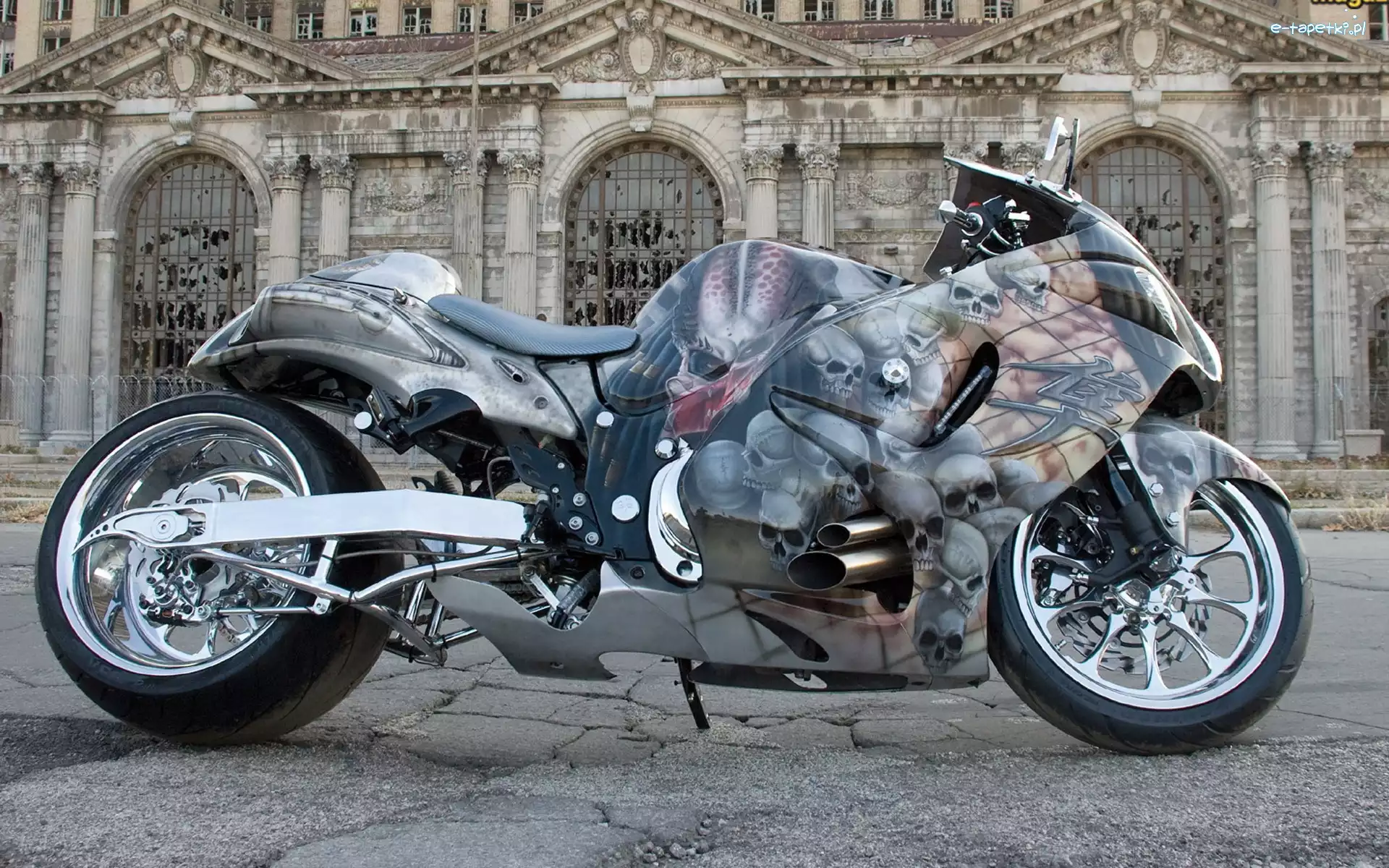 Plac, Zamek, Motocykl