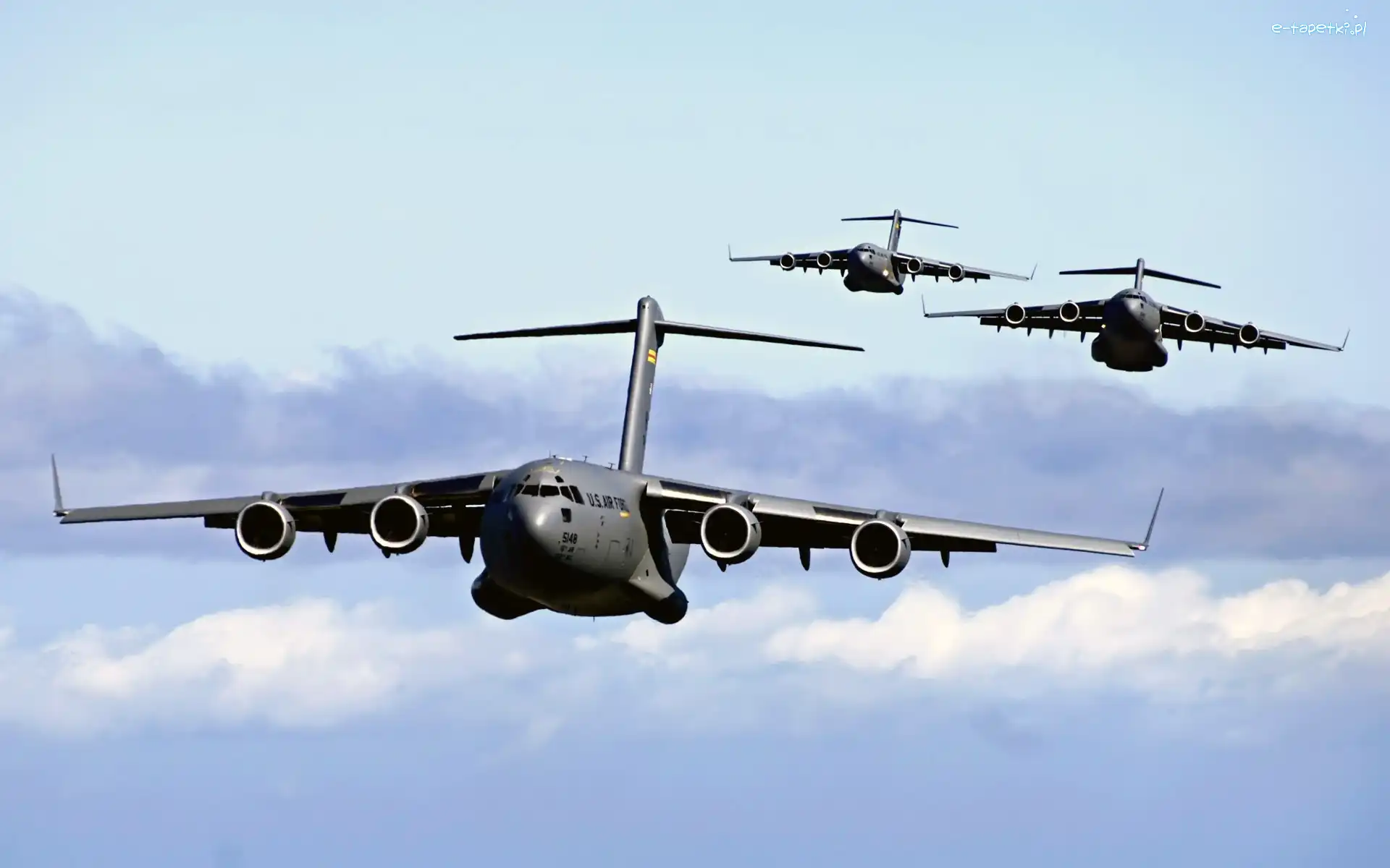 Chmury, Boeing C-17 Globemaster III, Odrzutowce