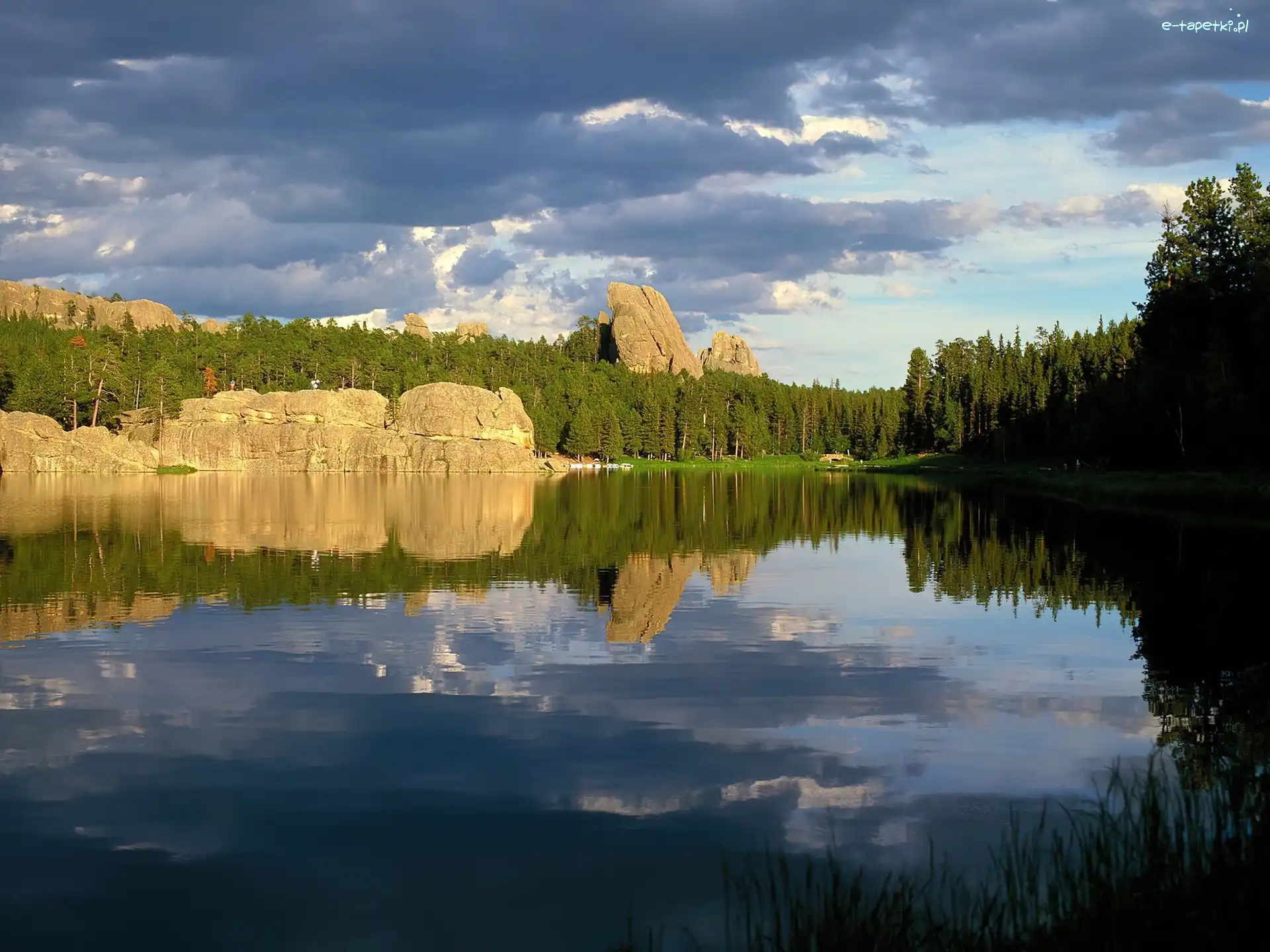 Jezioro, Skałki, Las, Chmury