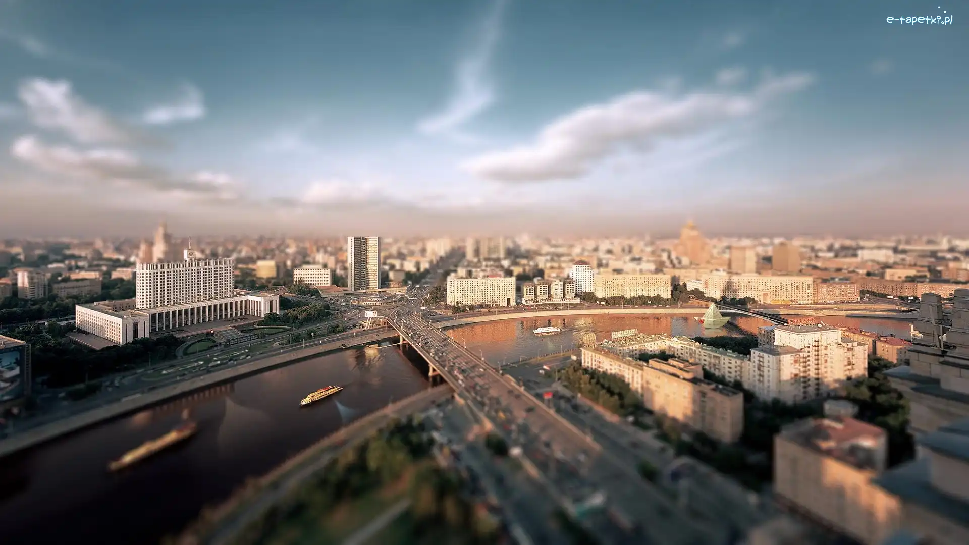 Rzeka, Most, Miasto