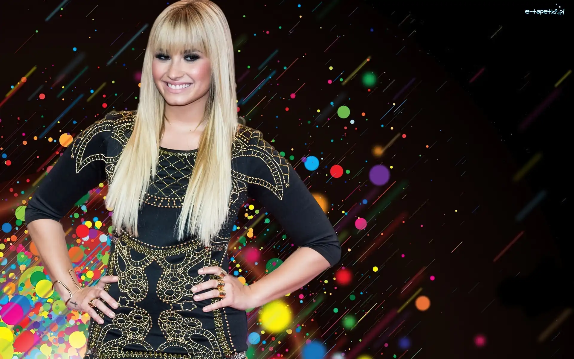 Demi Lovato, Kółka, Kolorowe, Uśmiechnięta
