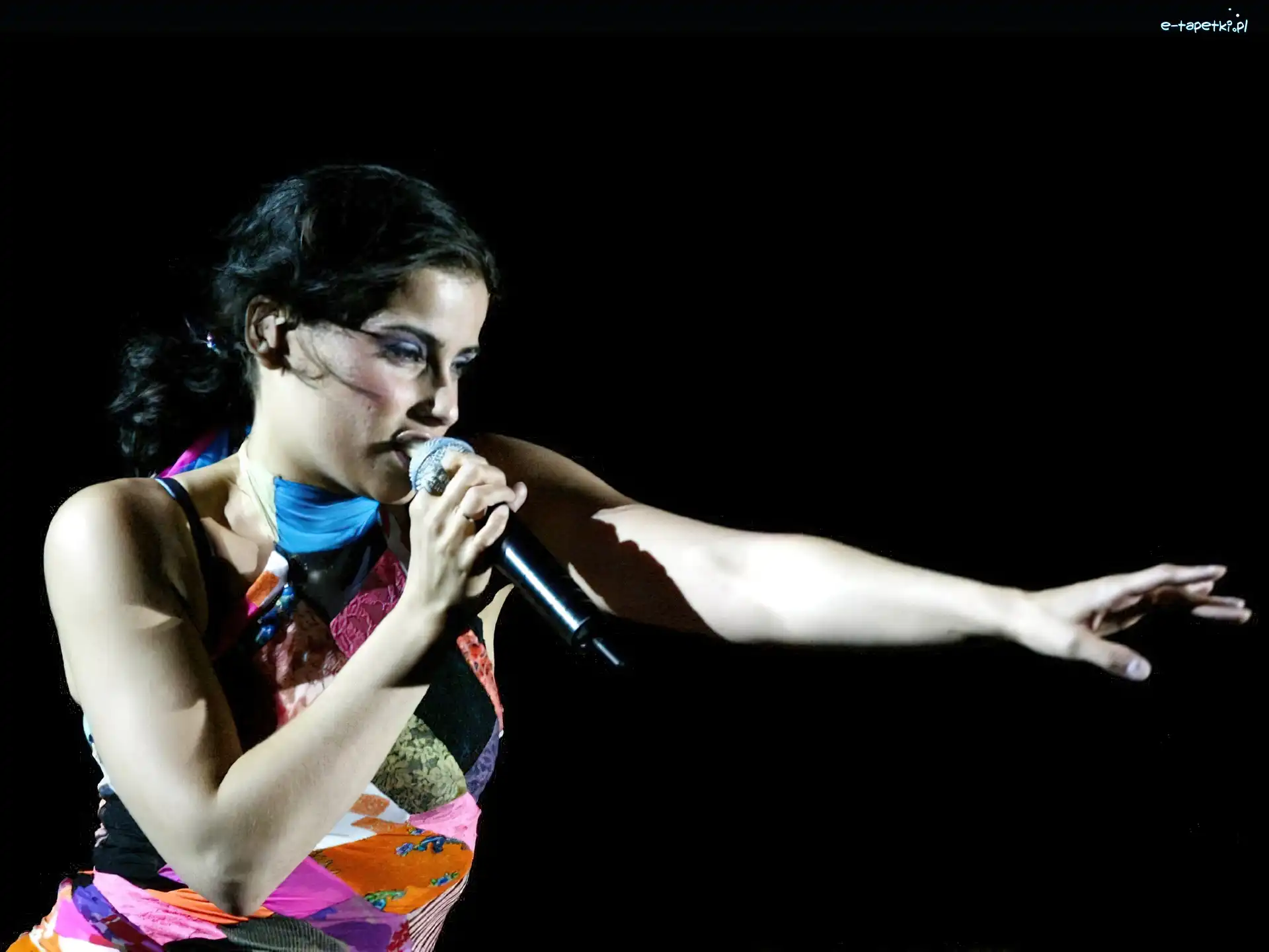 Mikrofon, Nelly Furtado