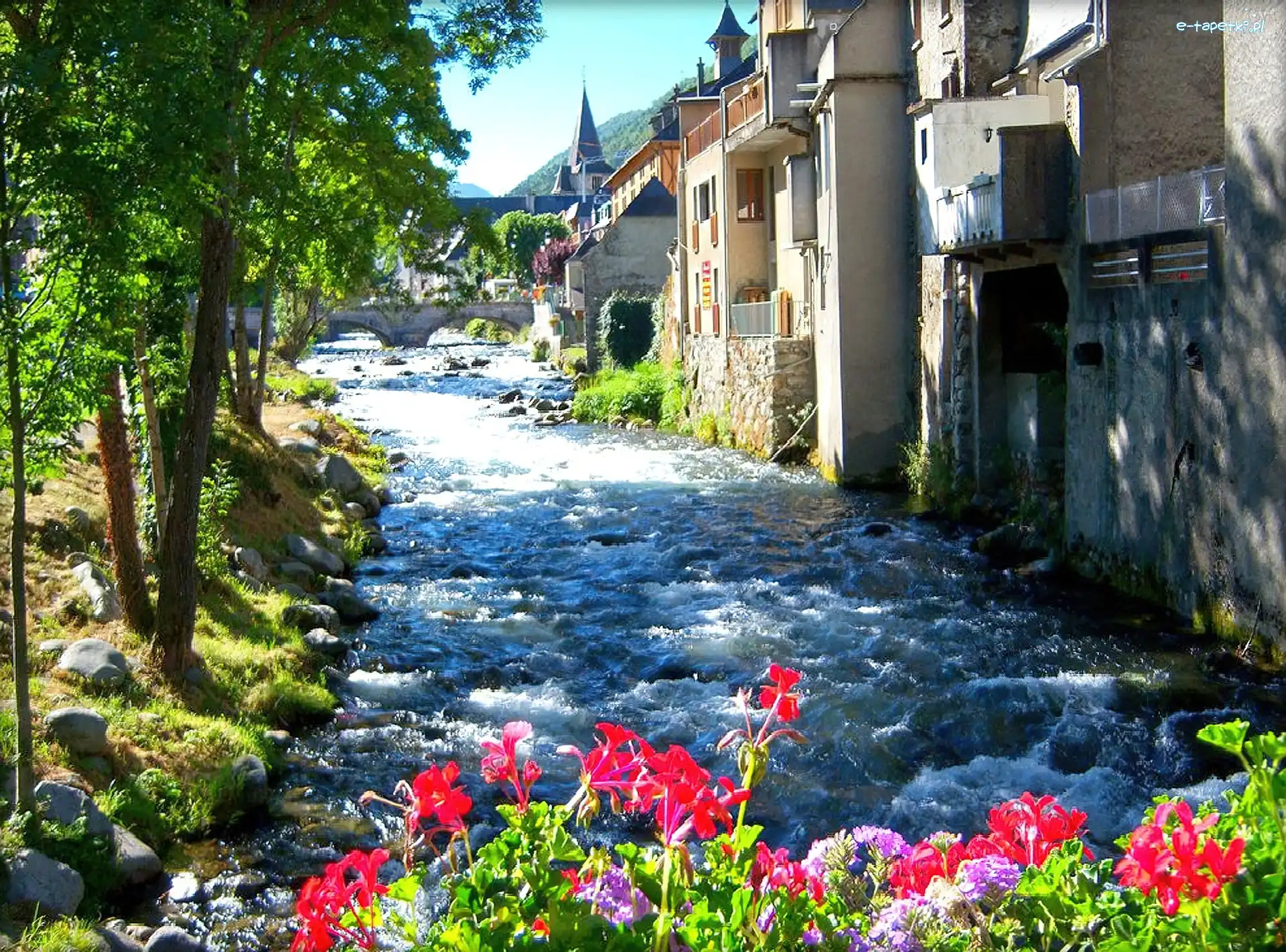 Rzeką, Nad, Domy
