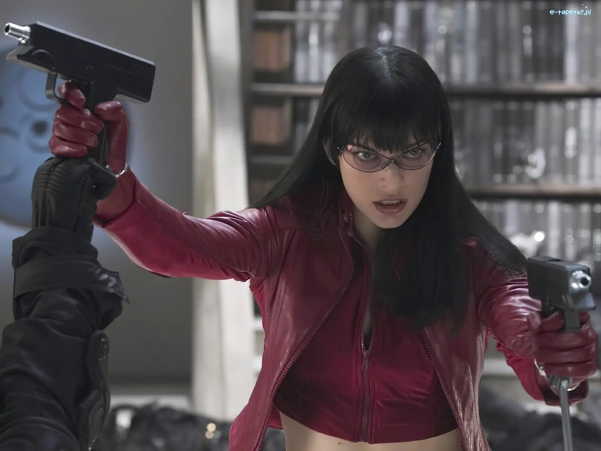 Uzi, Milla Jovovich