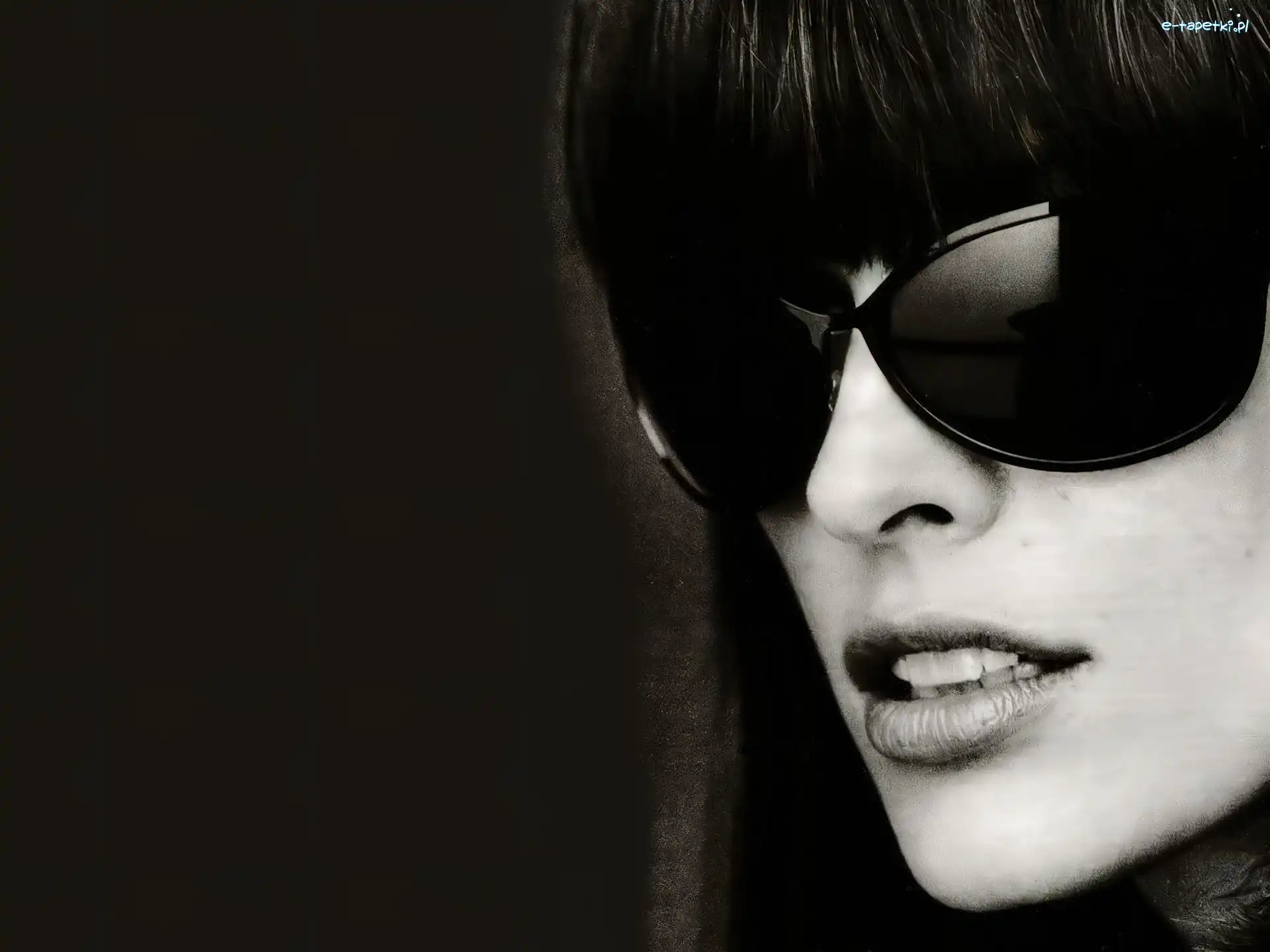 Okulary, Milla Jovovich