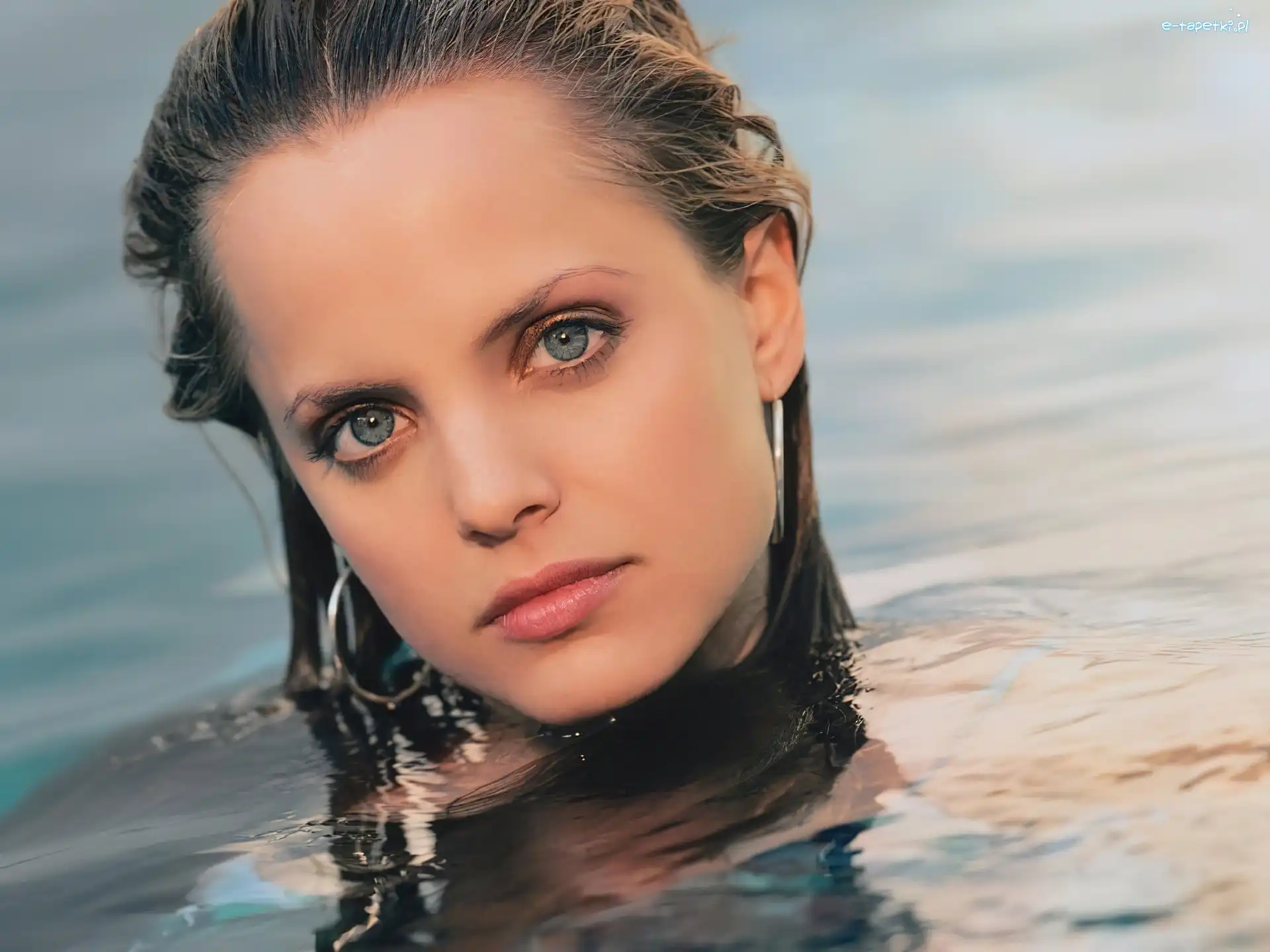 Woda, Mena Suvari, Twarz