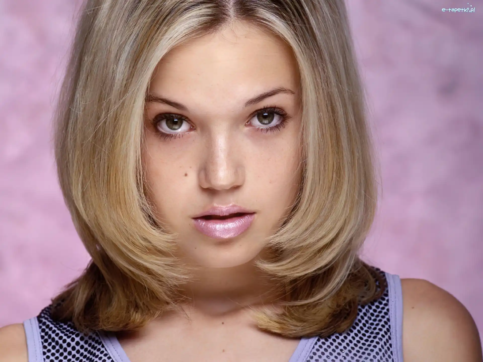 Mandy Moore, Buzia