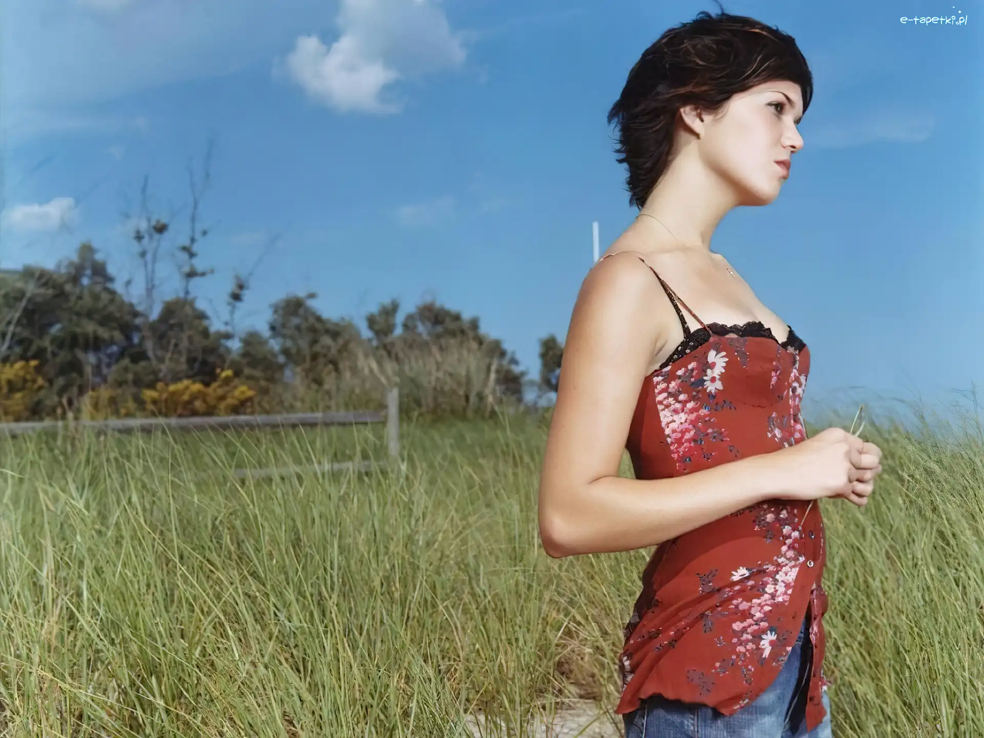 w Kwiatki, Czerwona Sukienka, Mandy Moore
