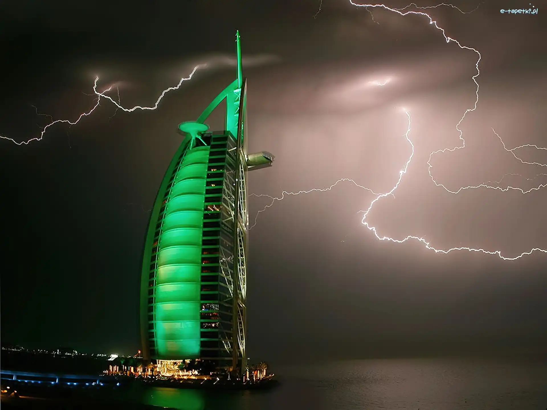 Pioruny, Dubaj, Hotel