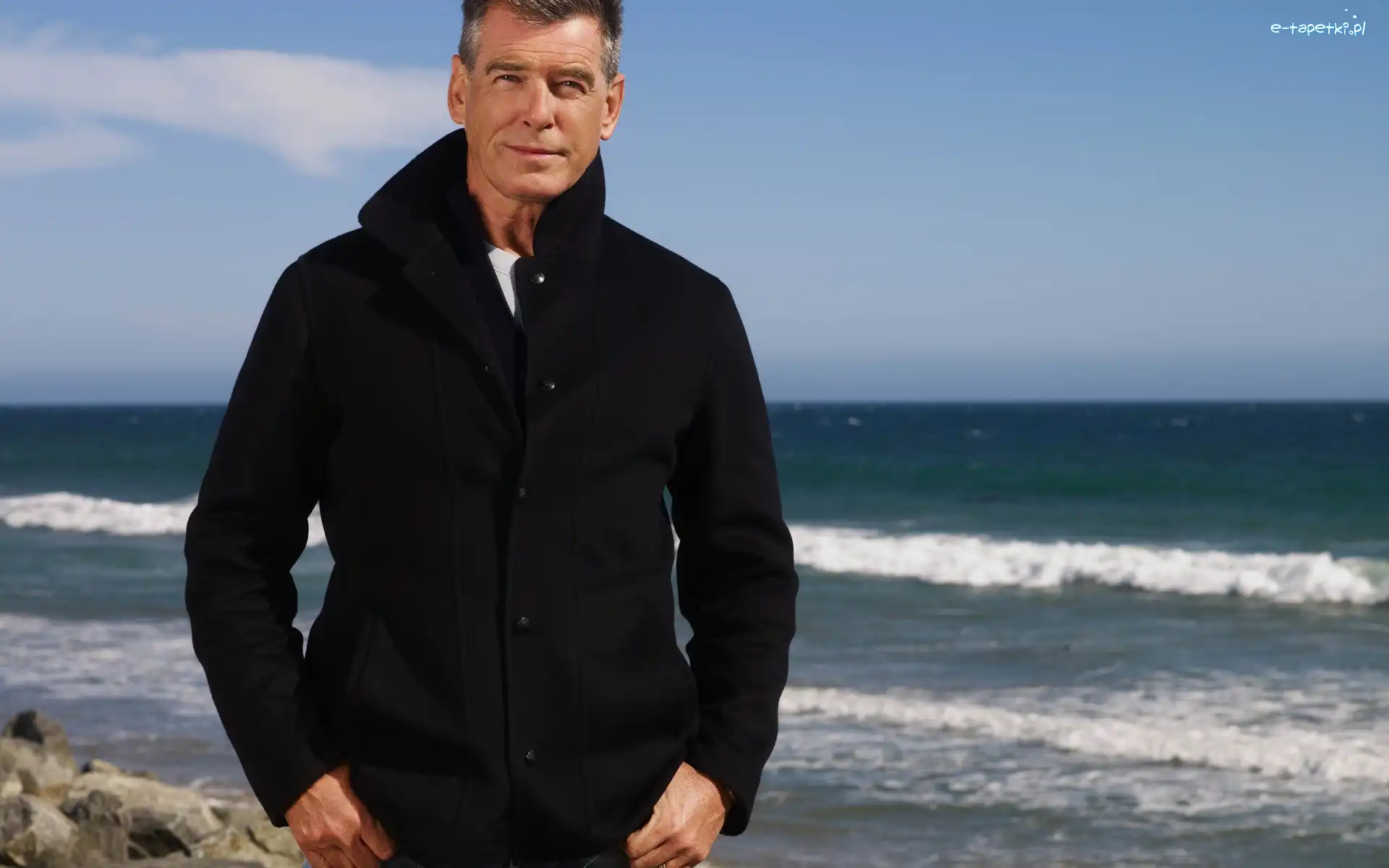 Pierce Brosnan, Plaża