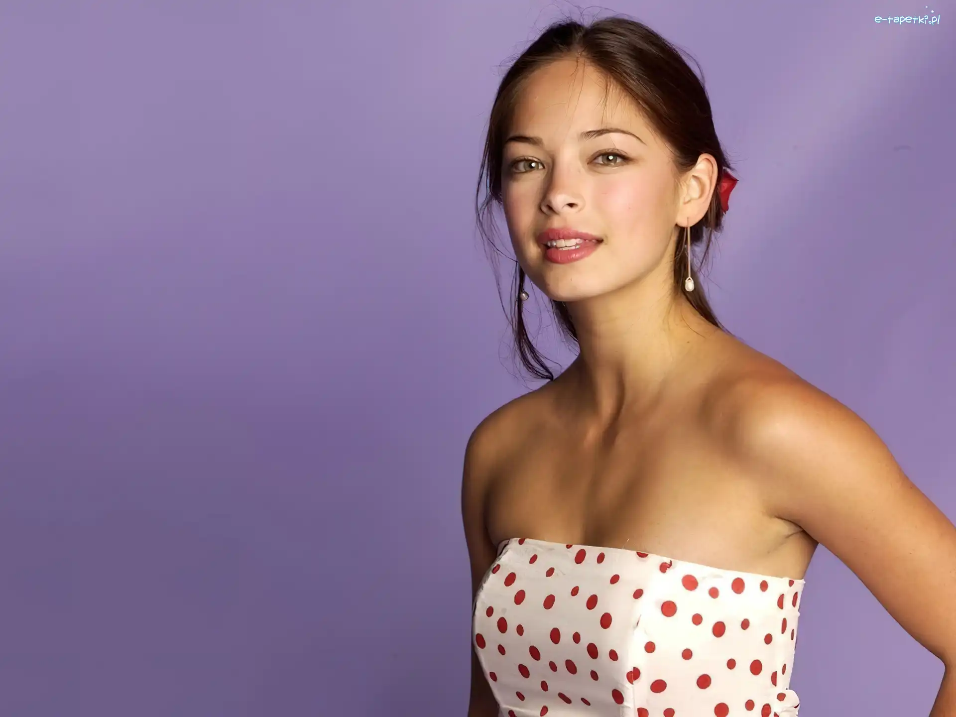 Sukienka w kropki, Kristin Kreuk