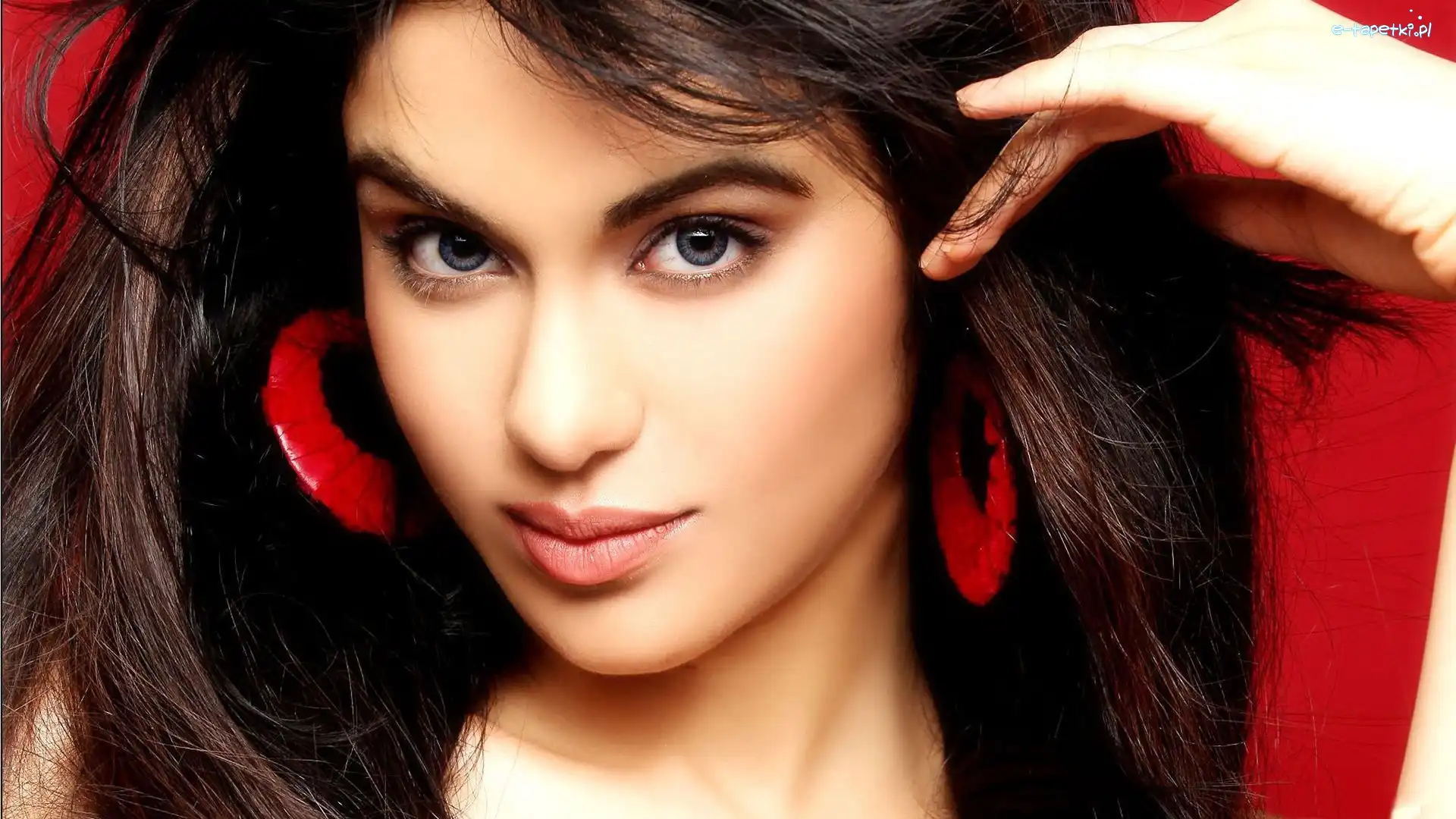 Biżuteria, Adah Sharma, Makijaż, Brunetka