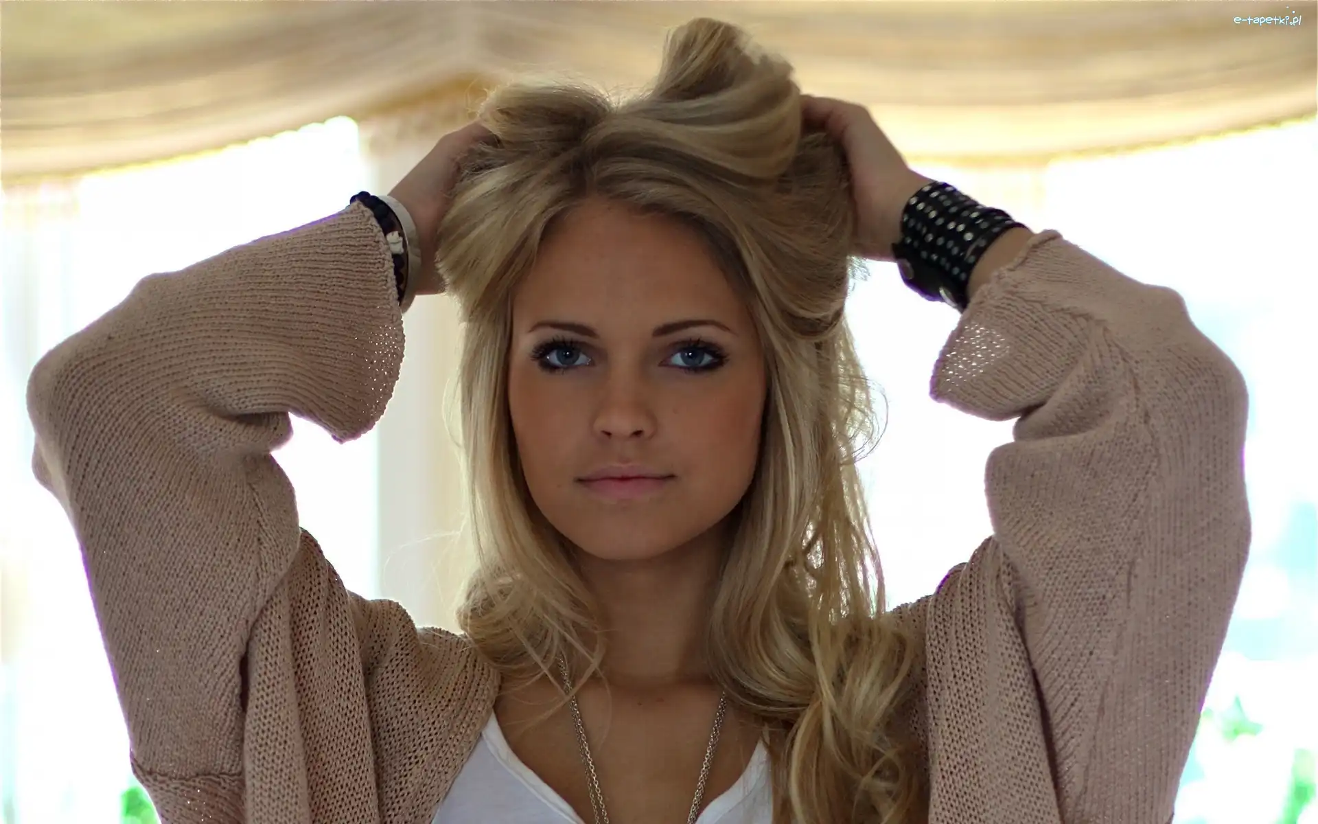 Makijaż, Emilie Voe Nereng, Biżuteria, Blondynka