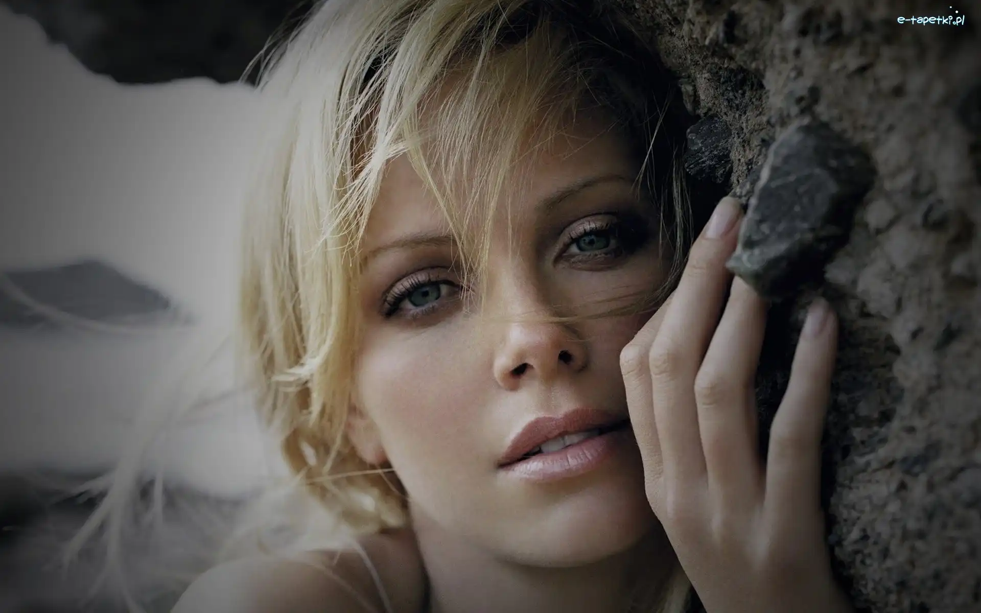 Blondynka, Charlize Theron, Skała, Romantyczna
