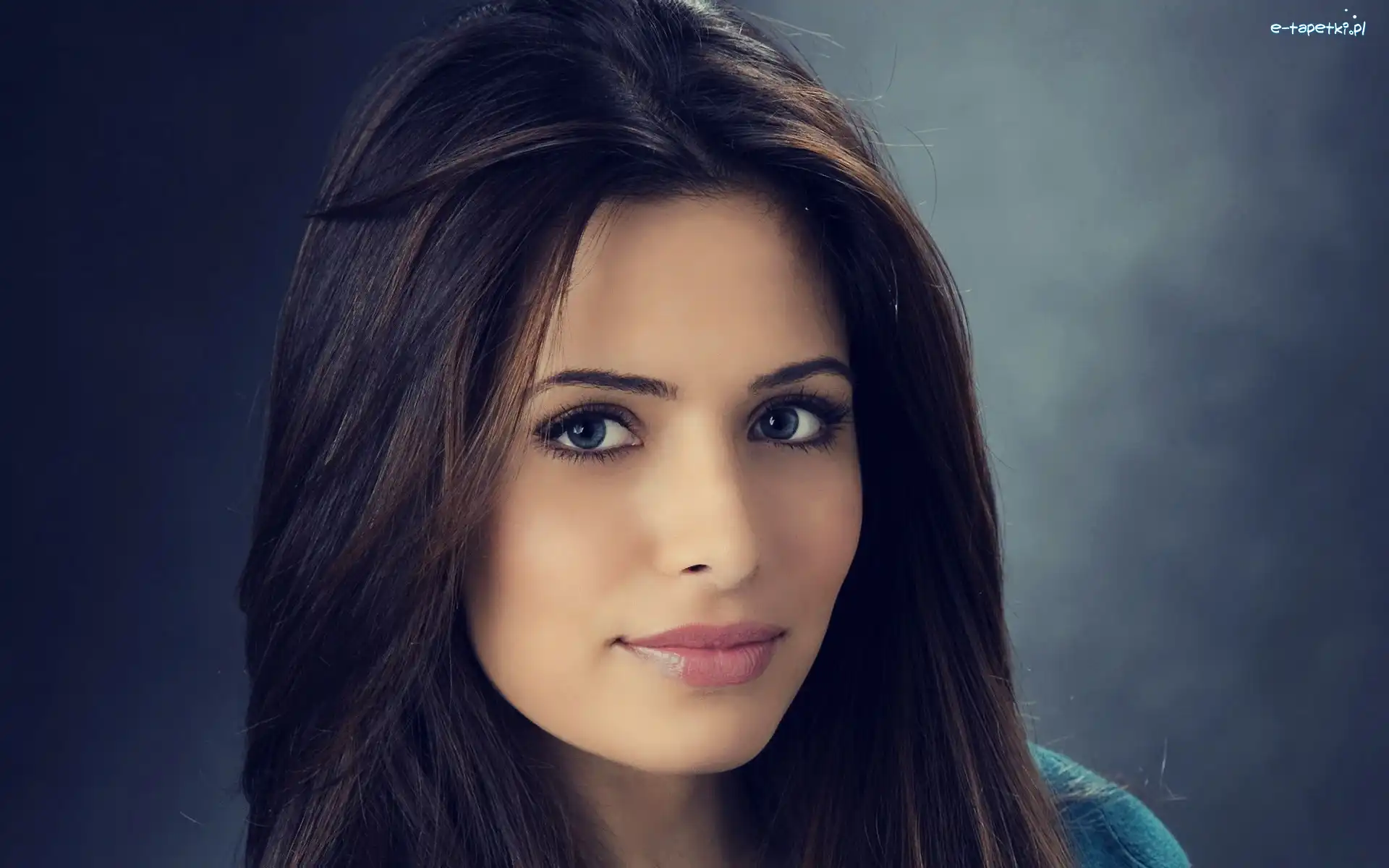 Sarah Shahi, Makijaż, Kobieta
