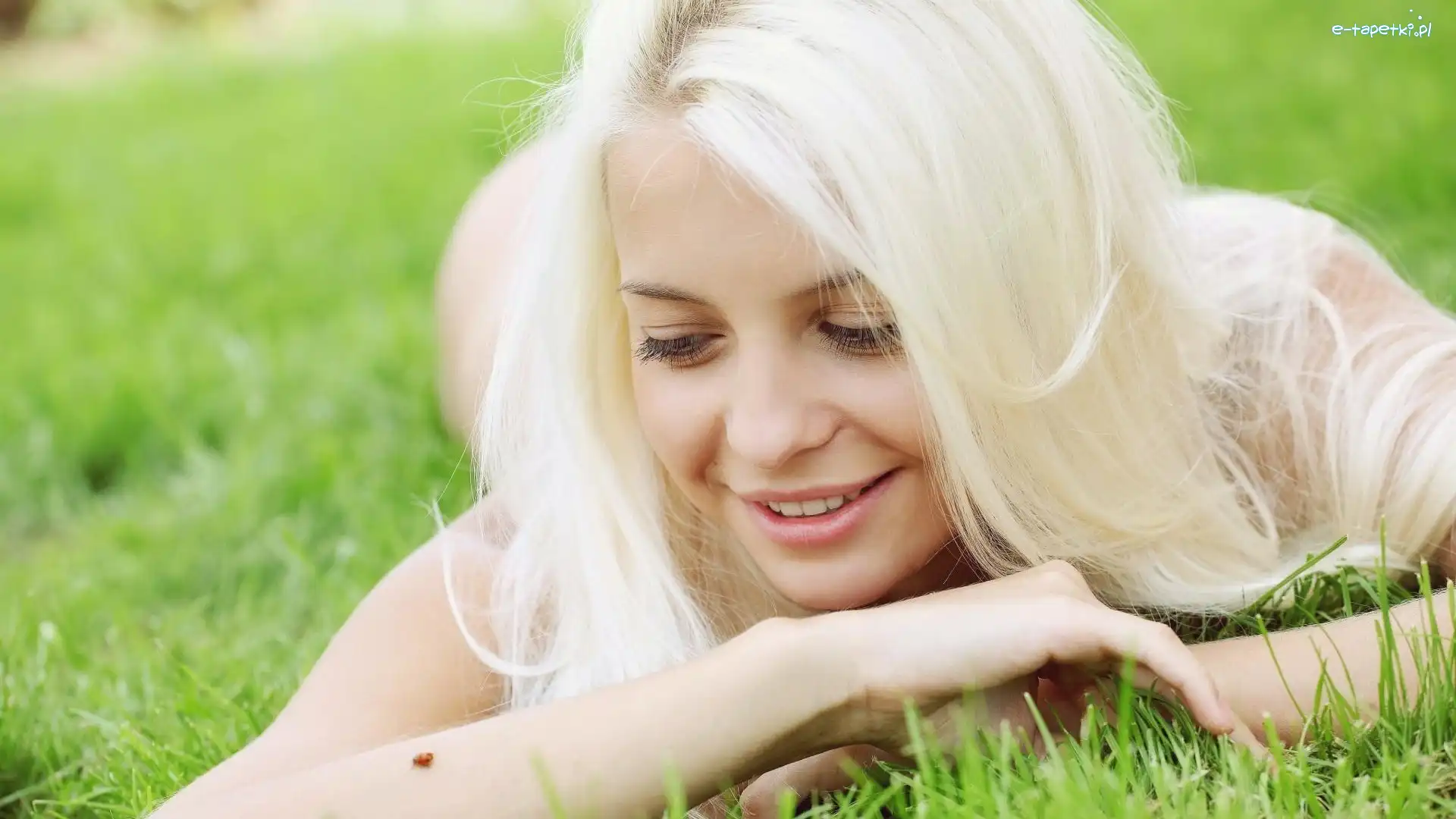 Blondynka, Biedronka, Łąka, Uśmiechnięta