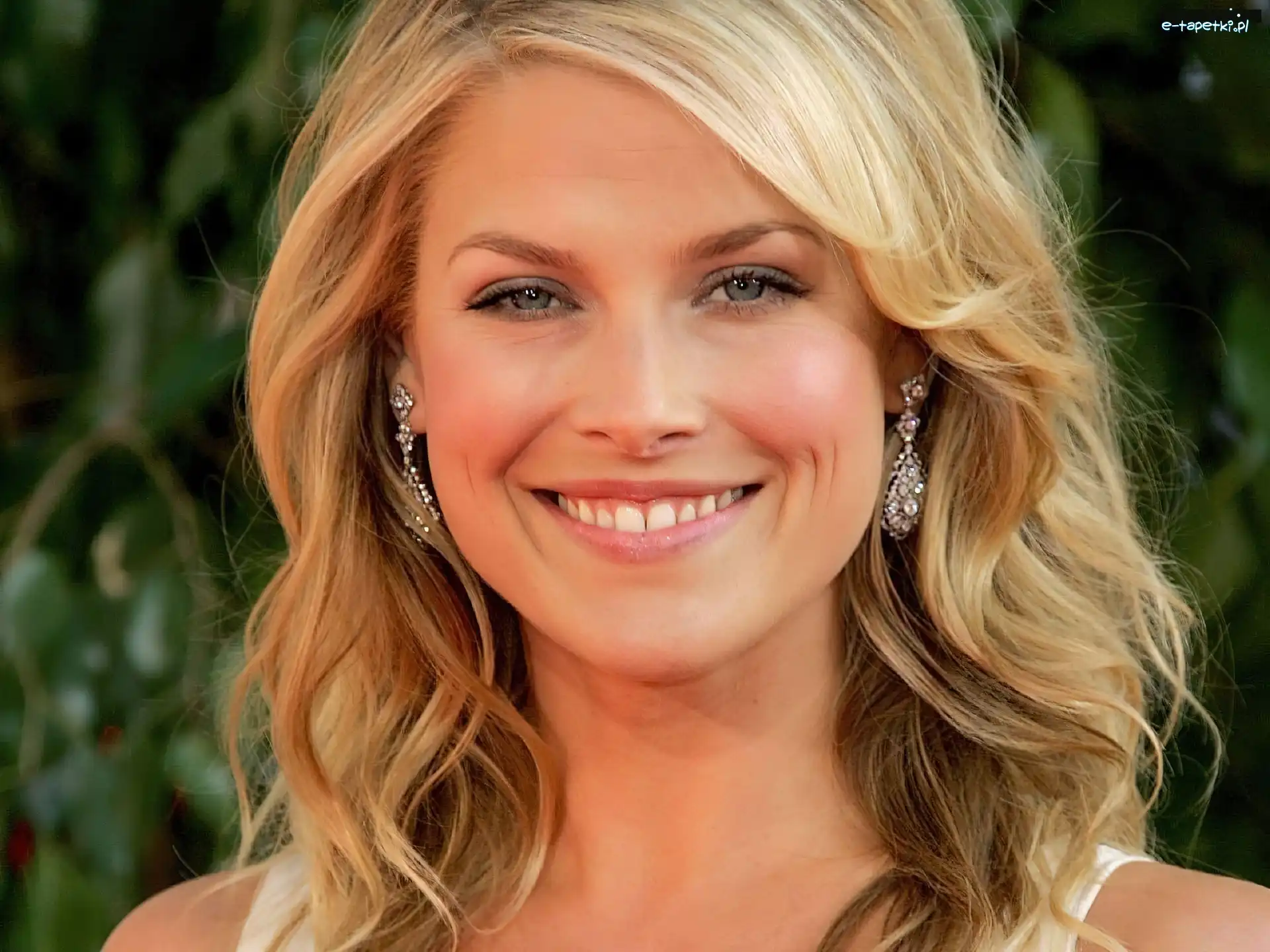 Blondynka, Kolczyki, Uśmiech, Ali Larter