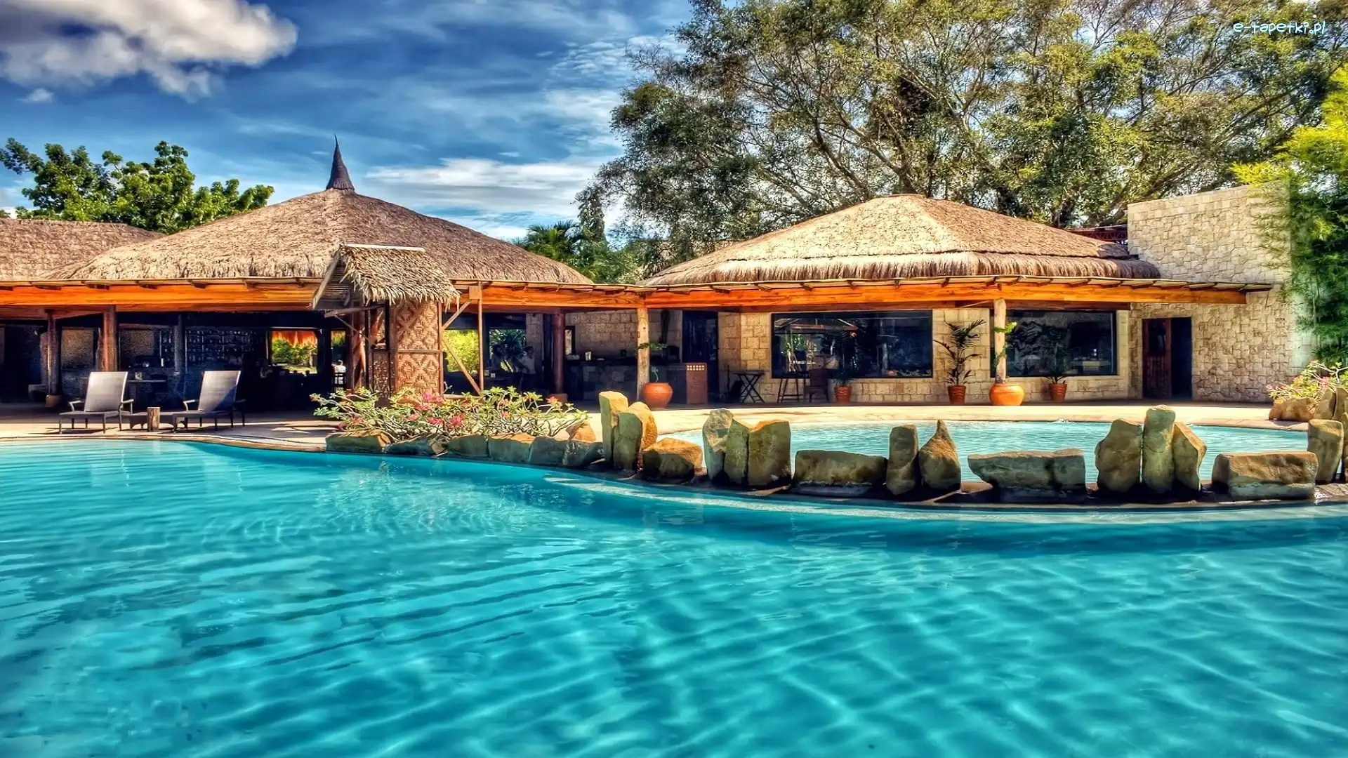 Basen, Hotel