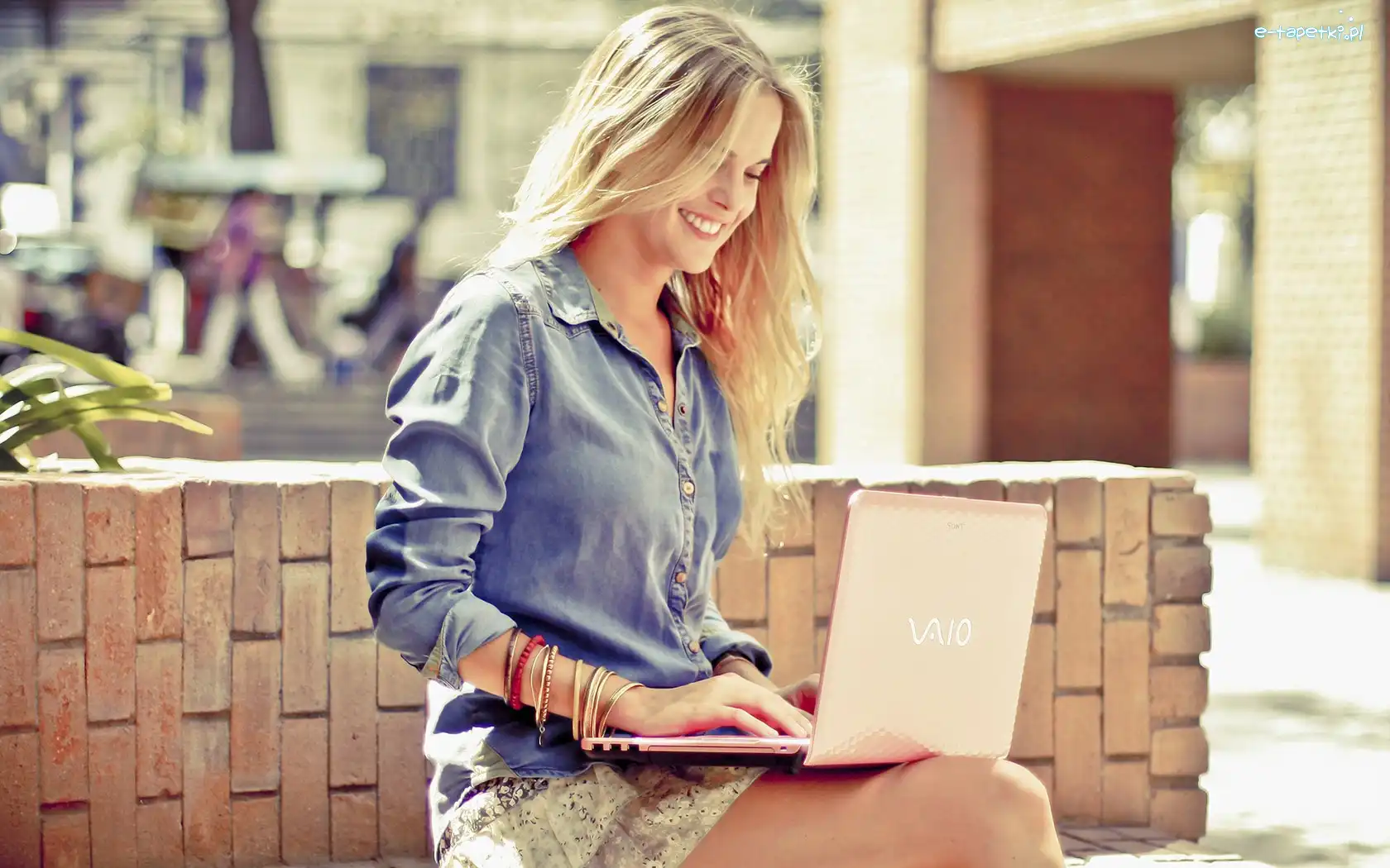 Kobieta, Laptop, Blondynka, Uśmiechnięta