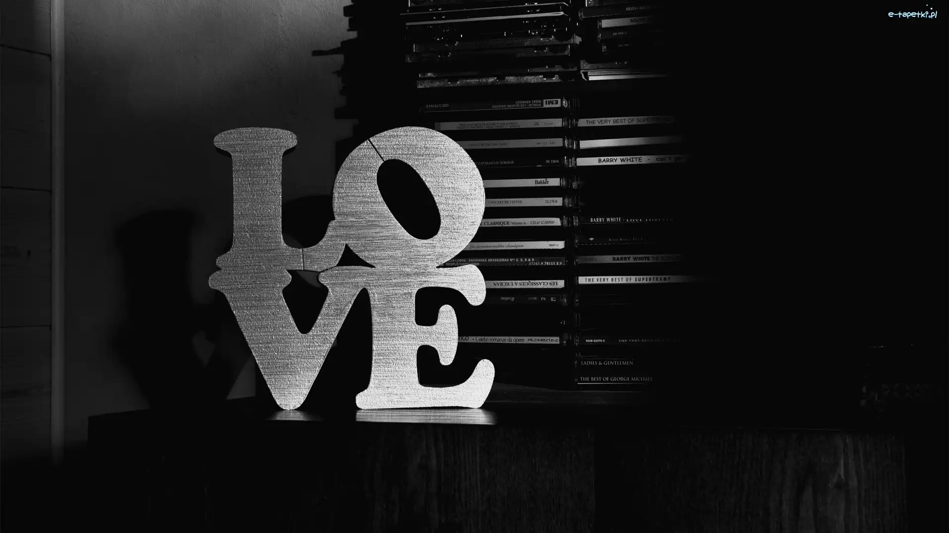Love, Czarno Białe