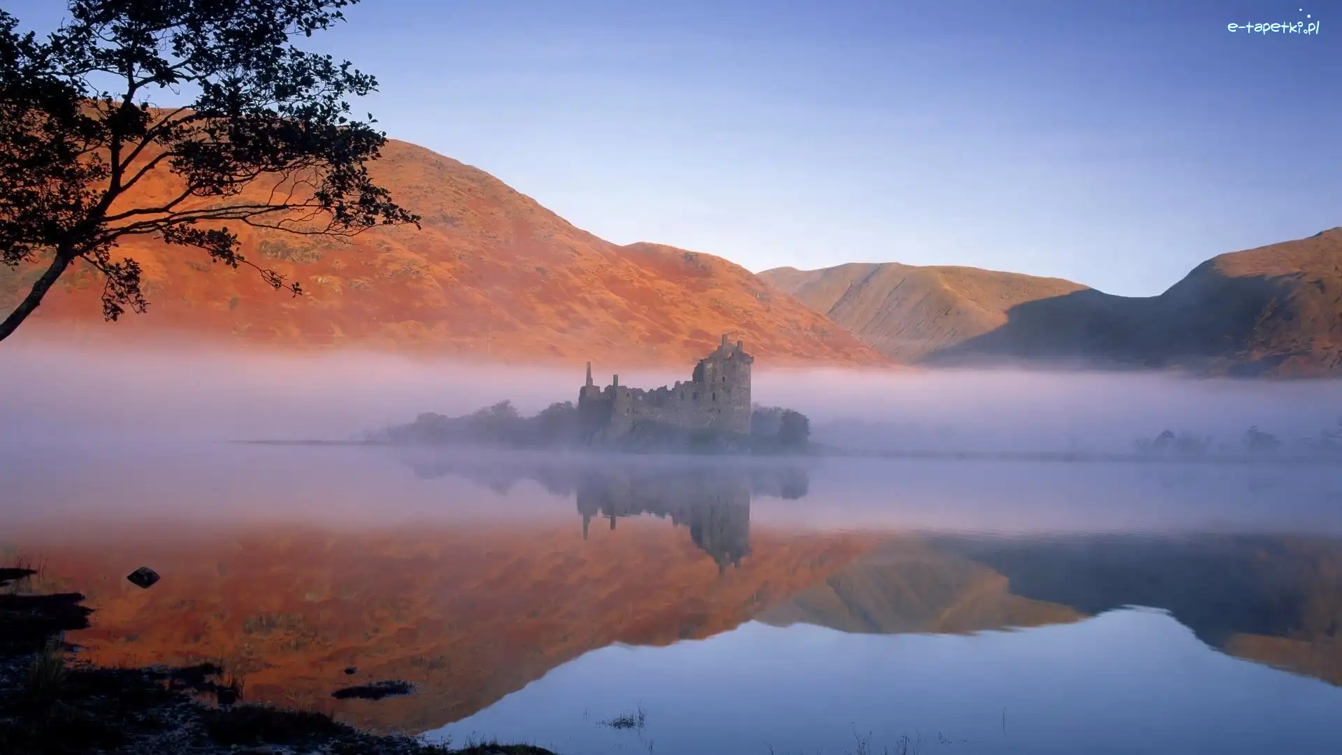 Zamek Kilchurn Castle, Miejscowość Dalmally, Ruiny, Jezioro Loch Awe, Szkocja