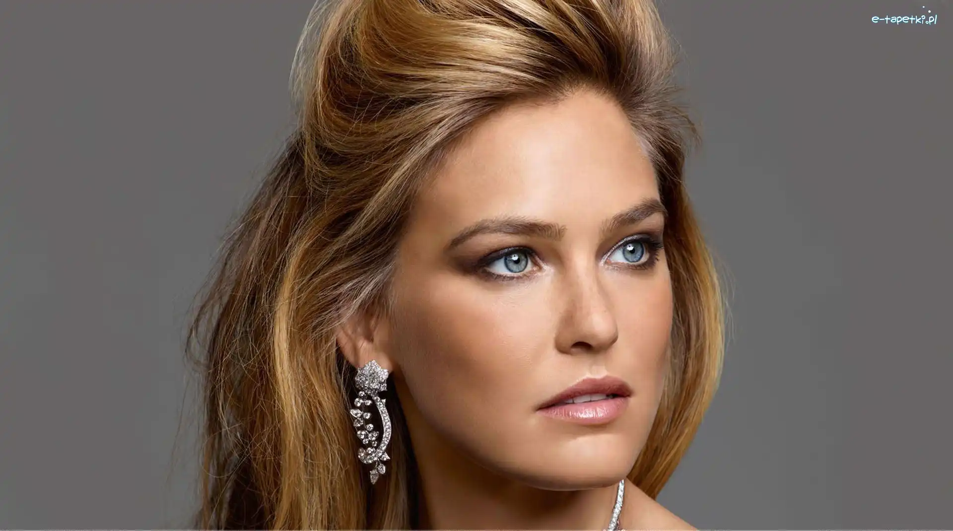 Kolczyk, Blondynka, Bar Refaeli