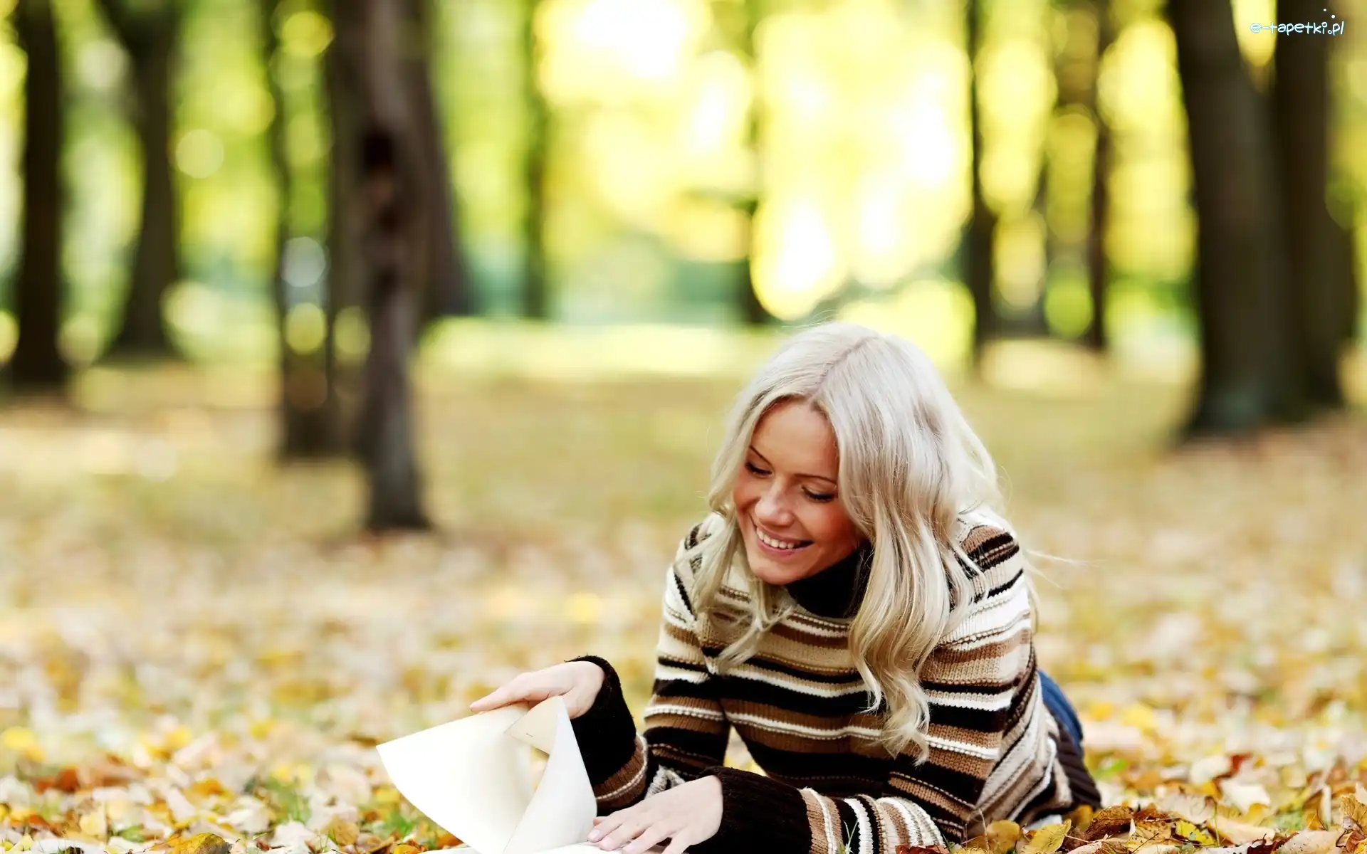 Jesień, Kobieta, Książka, Park, Uśmiechnięta, Blondynka