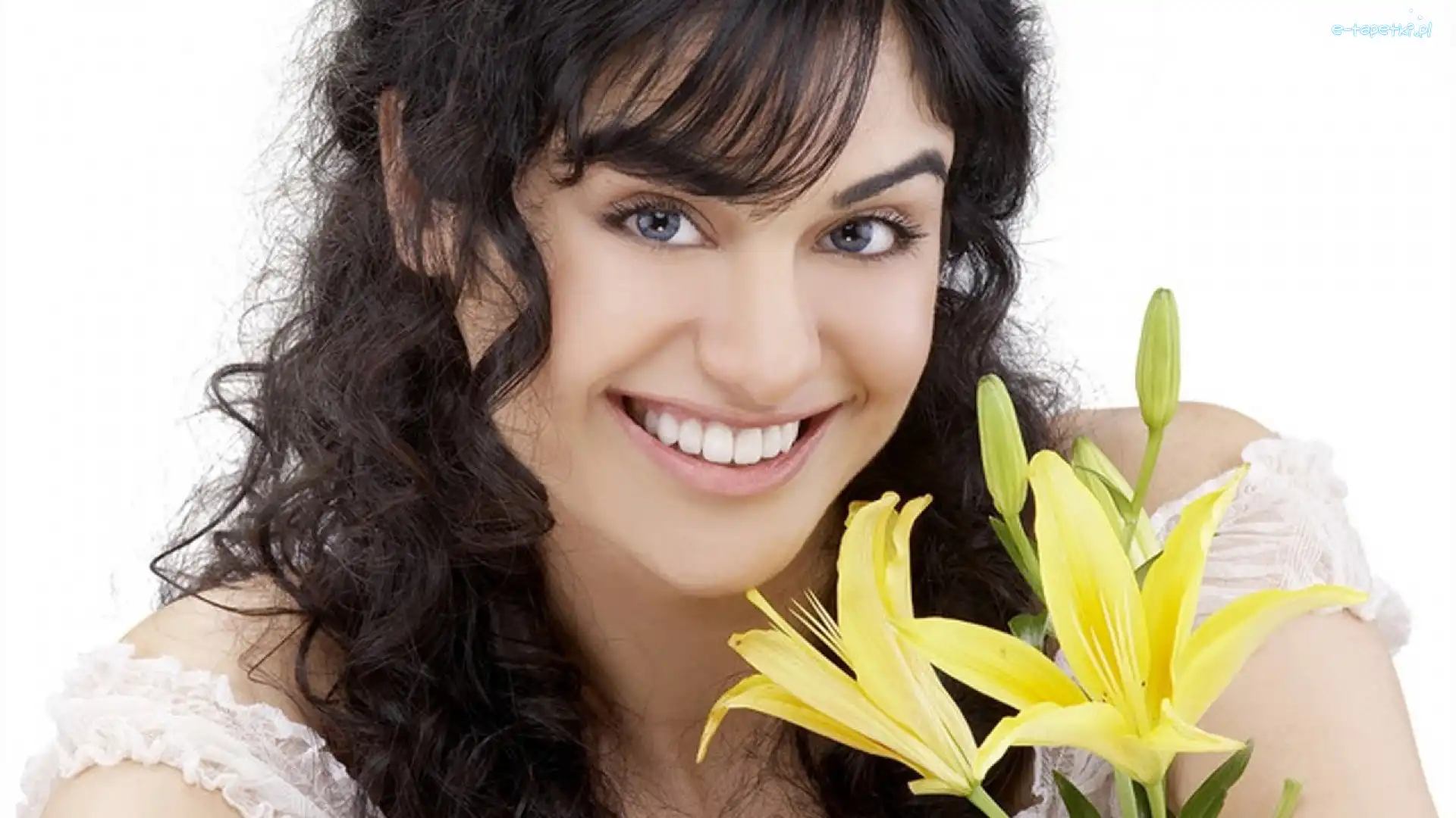 Lilie, Uśmiech, Adah Sharma