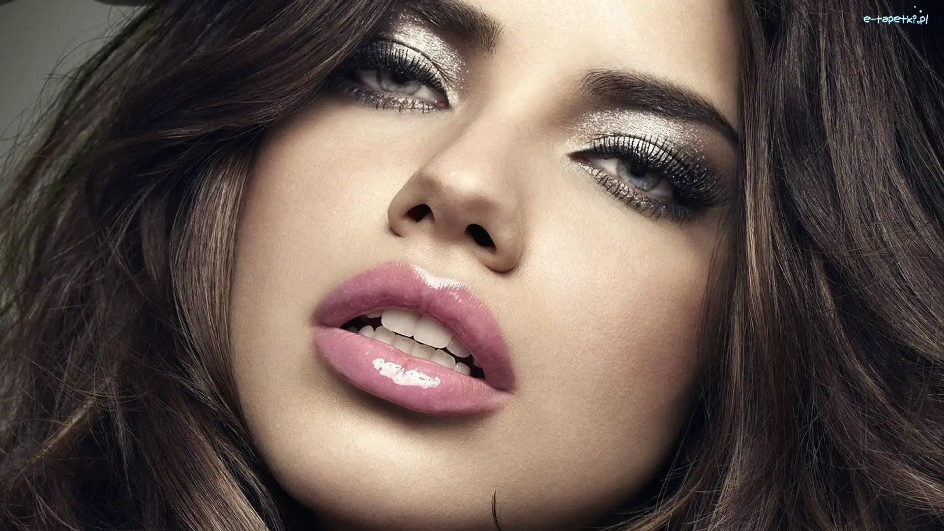 Twarz, Adriana Lima