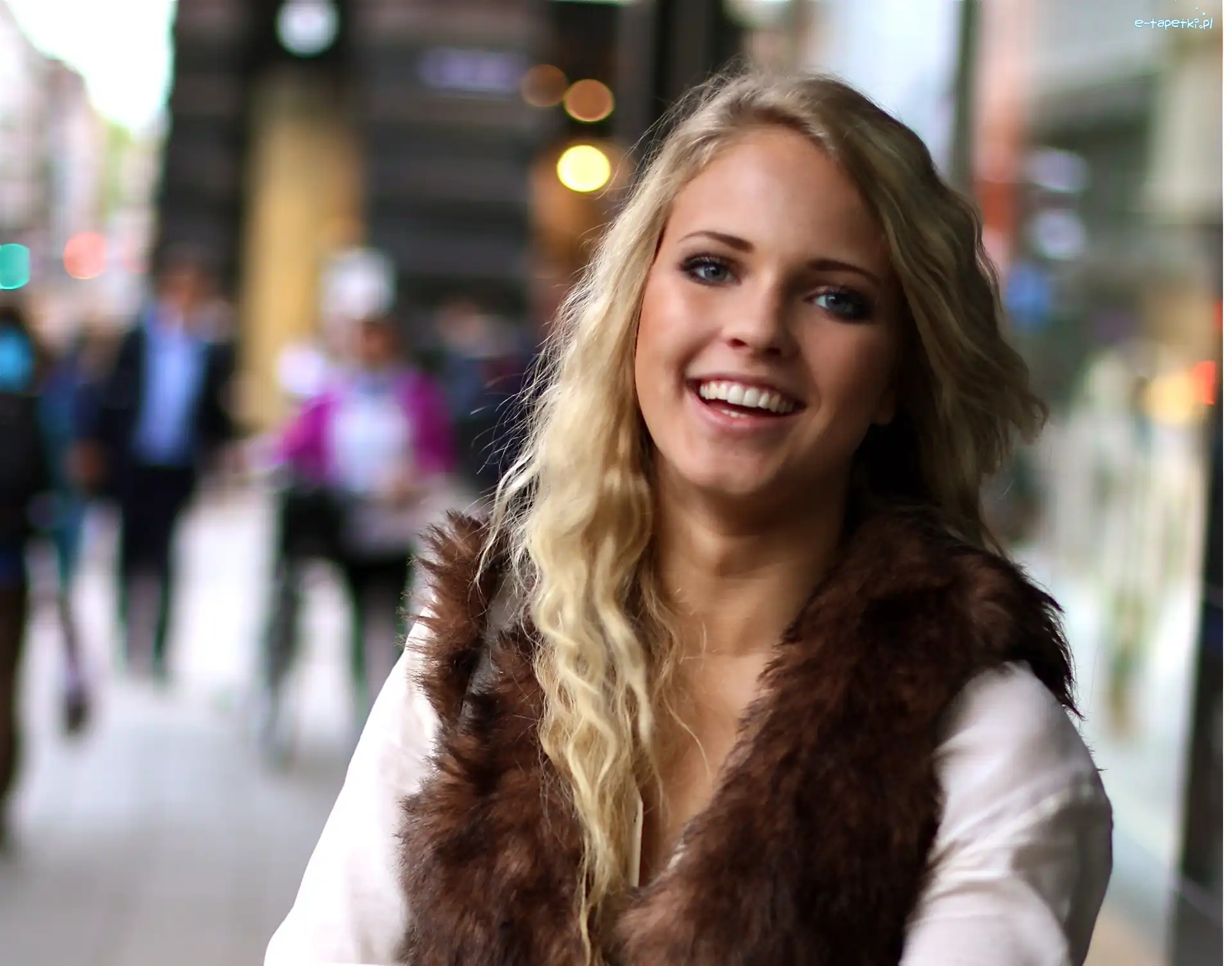 Kamizelka, Uśmiech, Emilie Marie Nereng
