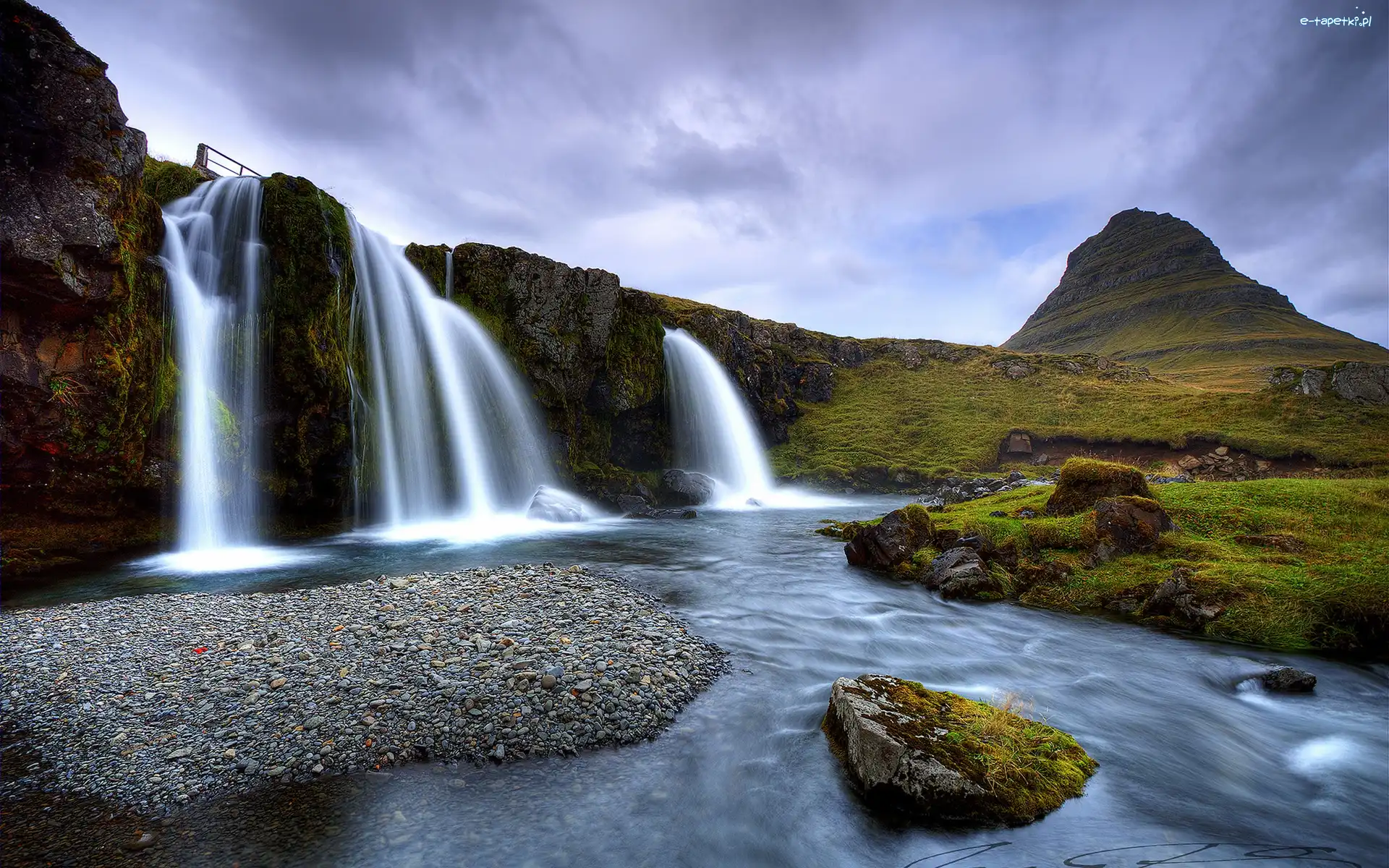 Góra Kirkjufell, Kamienie, Wodospad Kirkjufellsfoss, Islandia