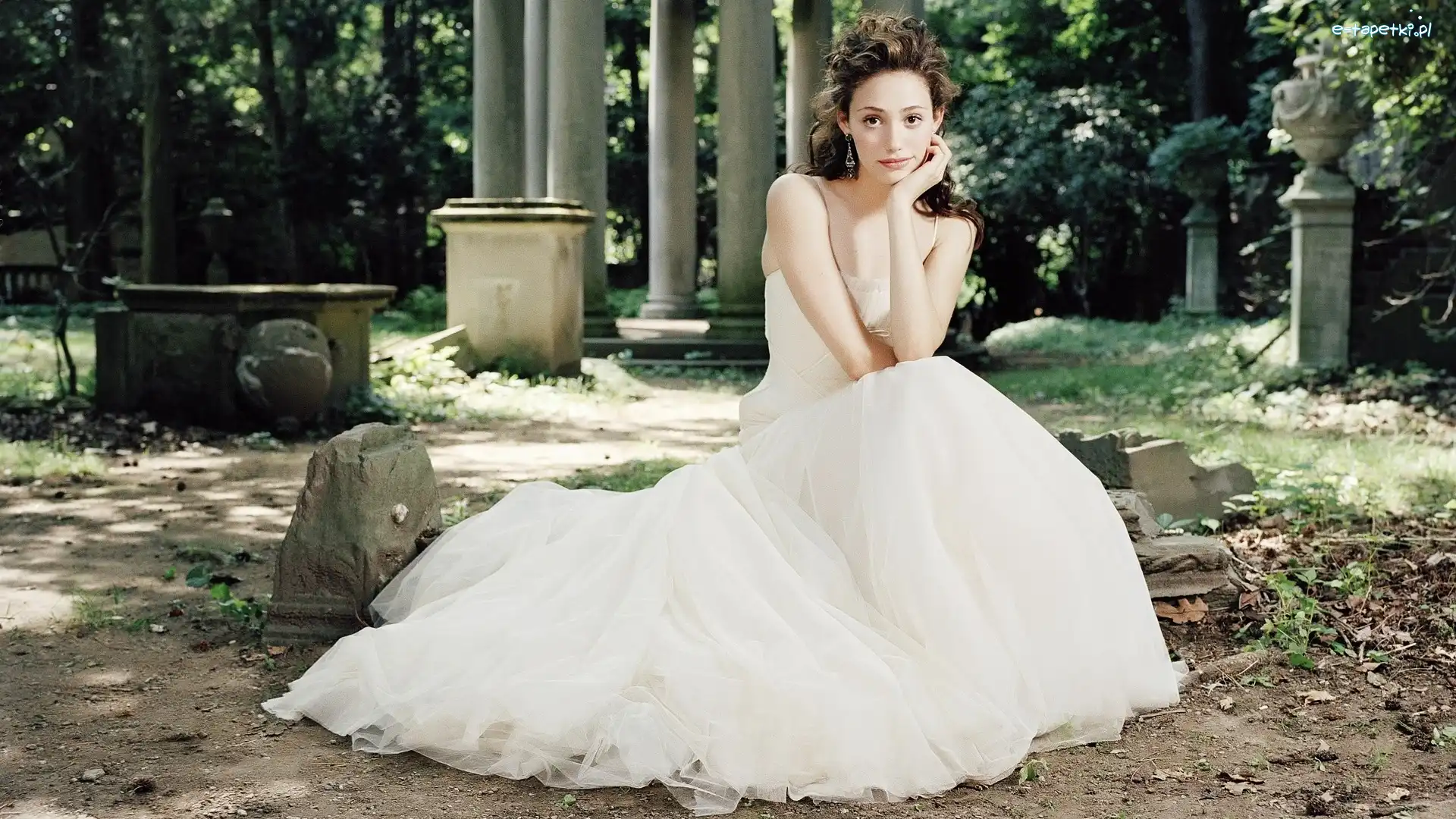 Emmy Rossum, Suknia, Biała, Filary, Panna młoda