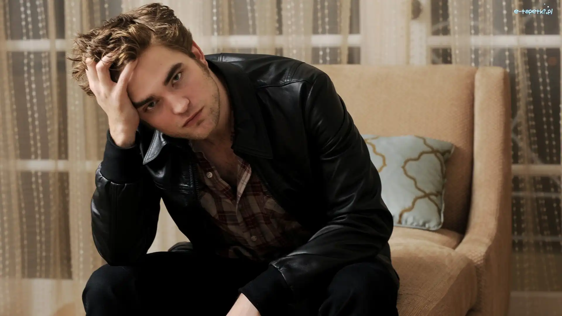 Fotel, Robert Pattinson, Zamyślony