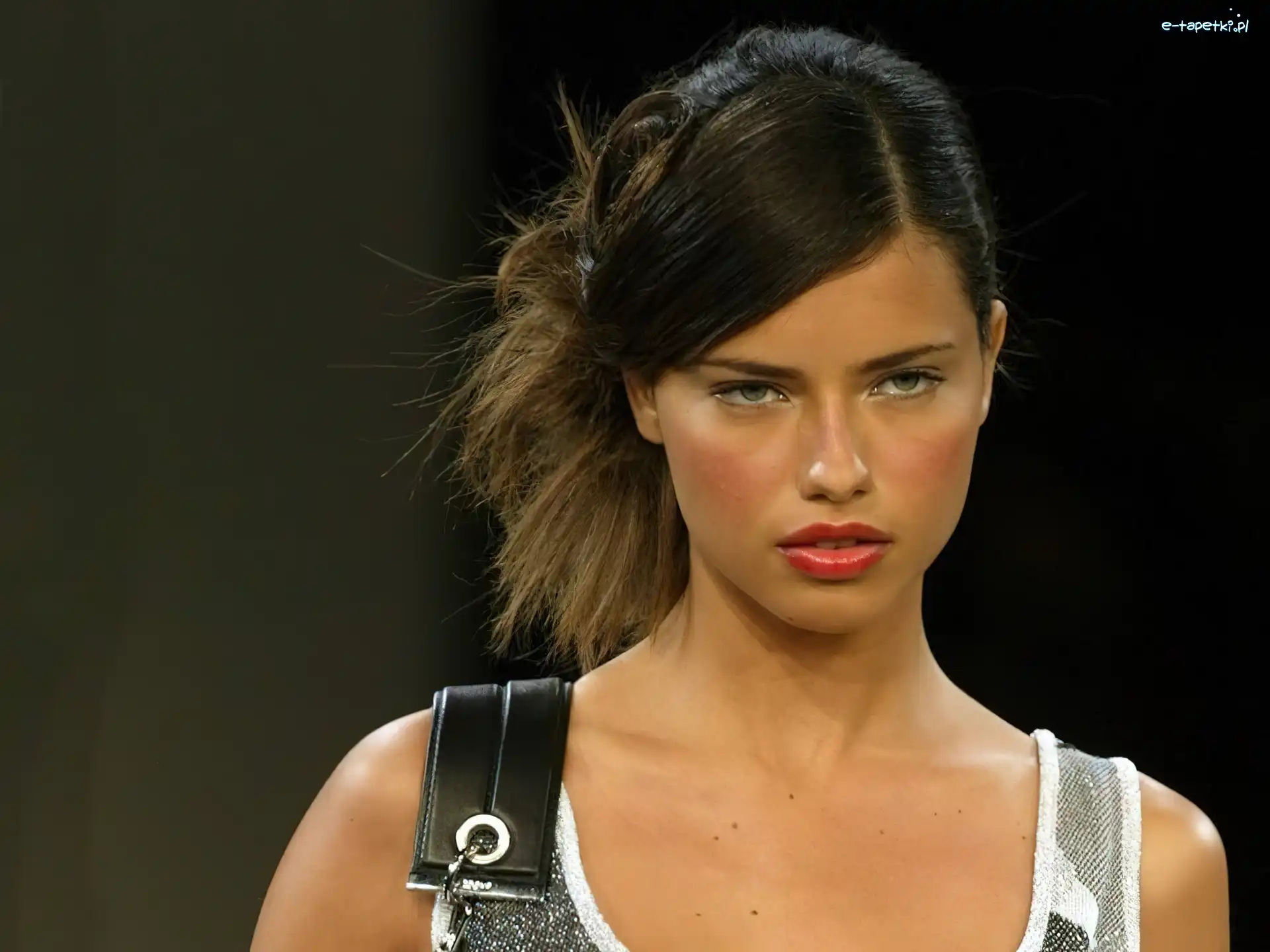srebrny top, Adriana Lima