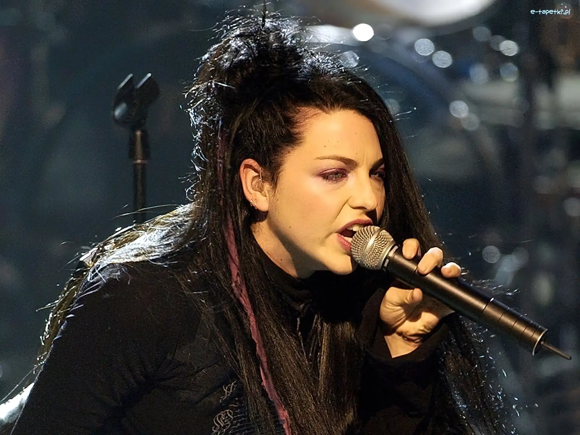 mikrofon, czarna bluzka, Amy Lee