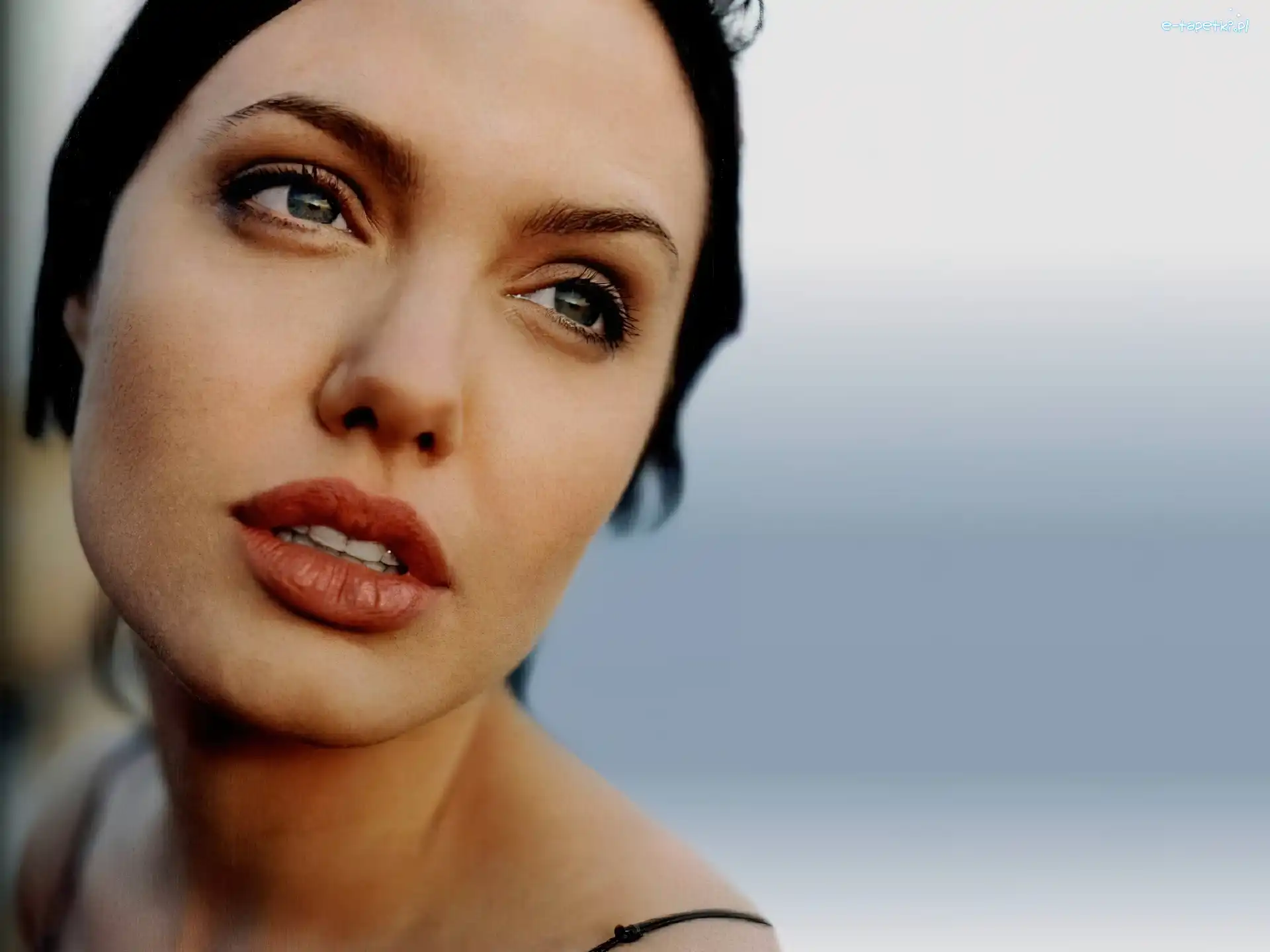 niebieskie oczy, Angelina Jolie