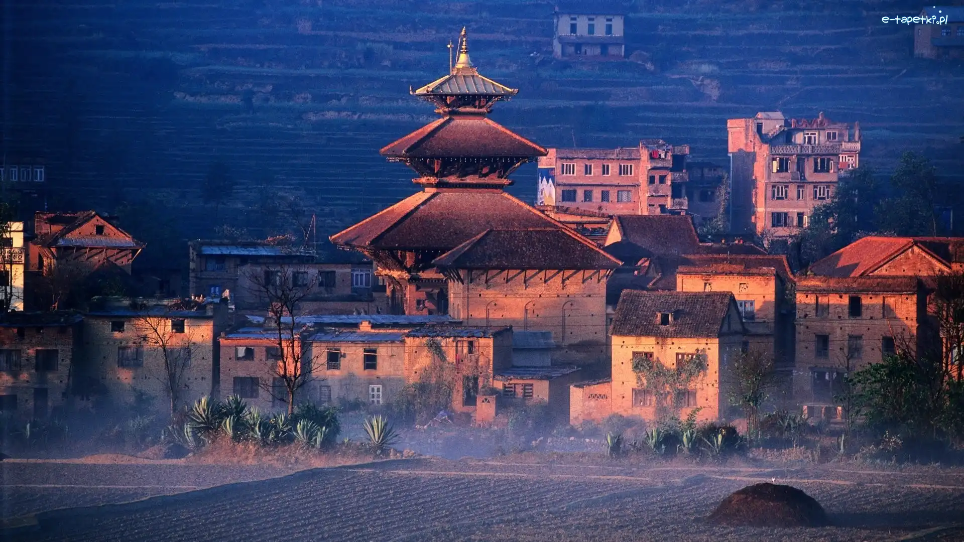 Domy, Mgła, Pole, Nepal