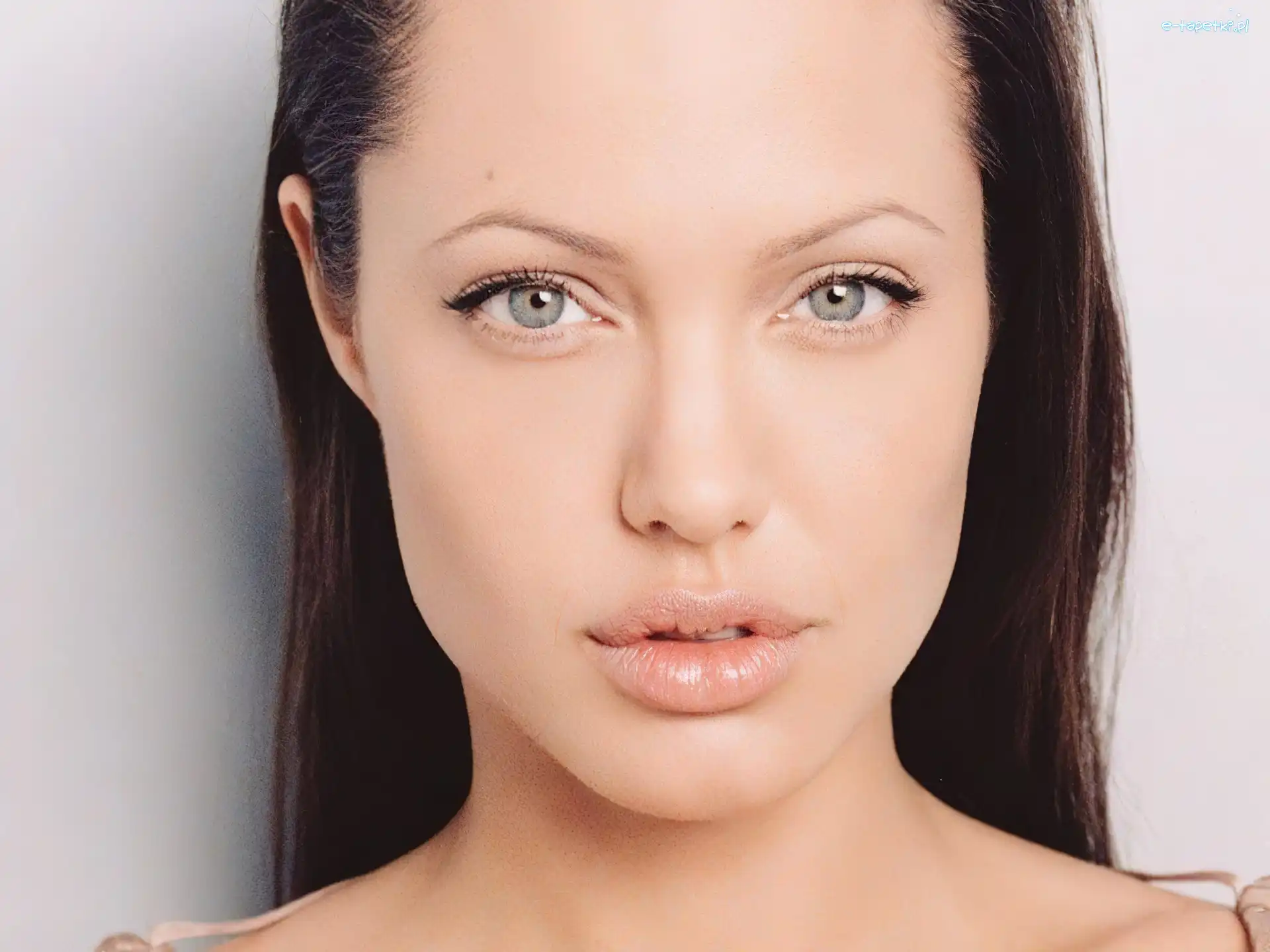 niebieskie oczy, Angelina Jolie