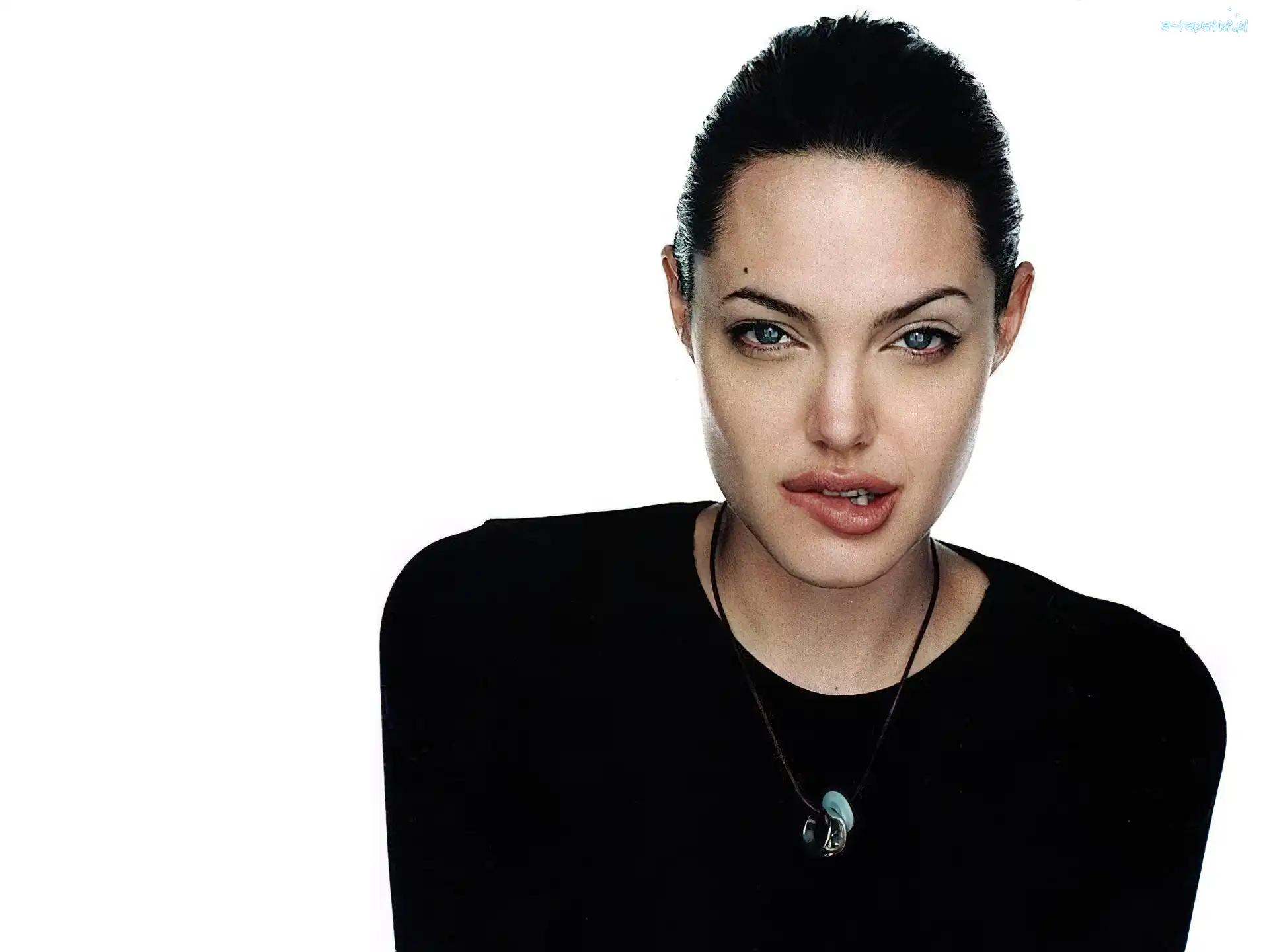 czarna bluzka, Angelina Jolie