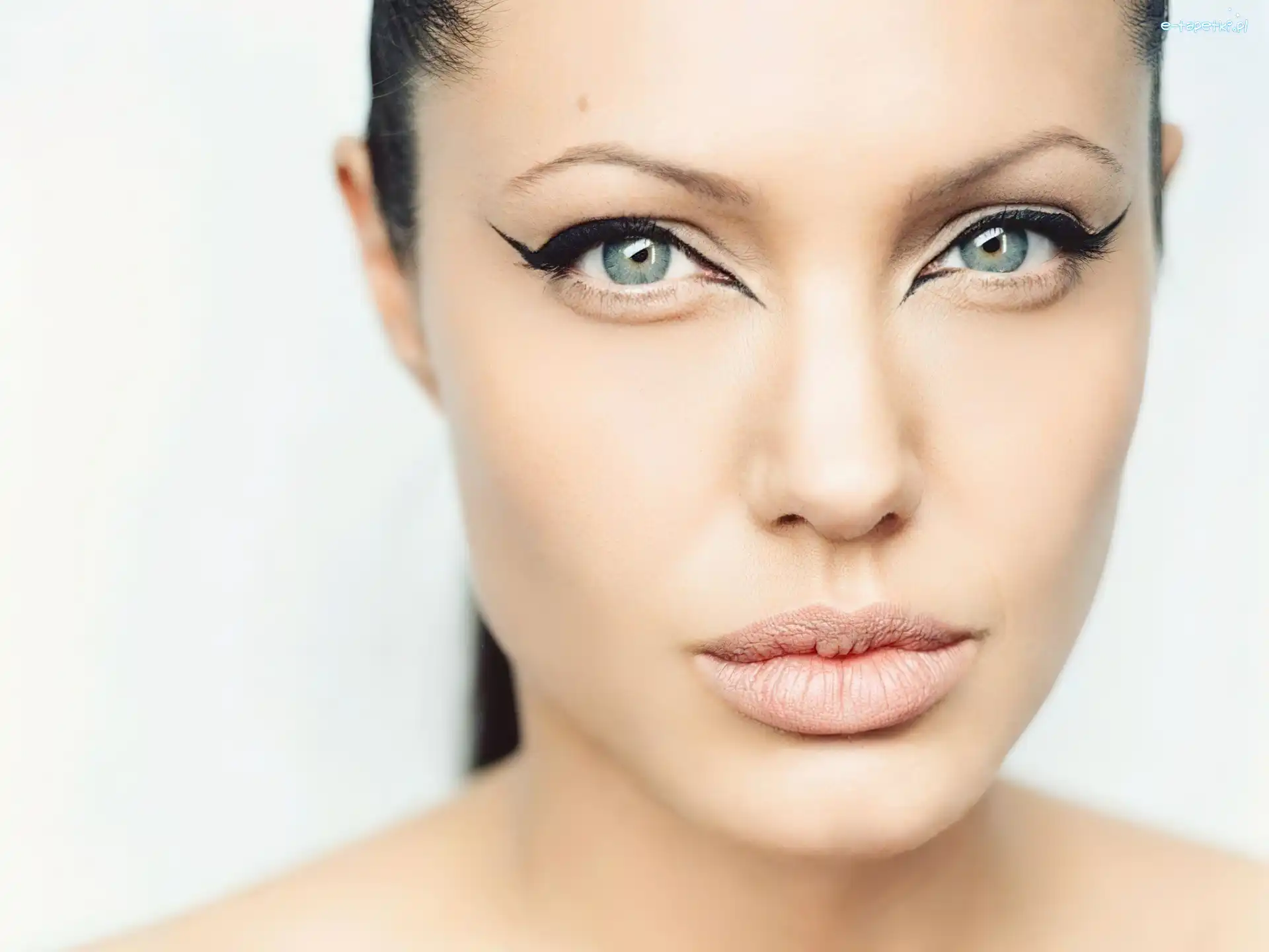 niebieskie oczy, Angelina Jolie