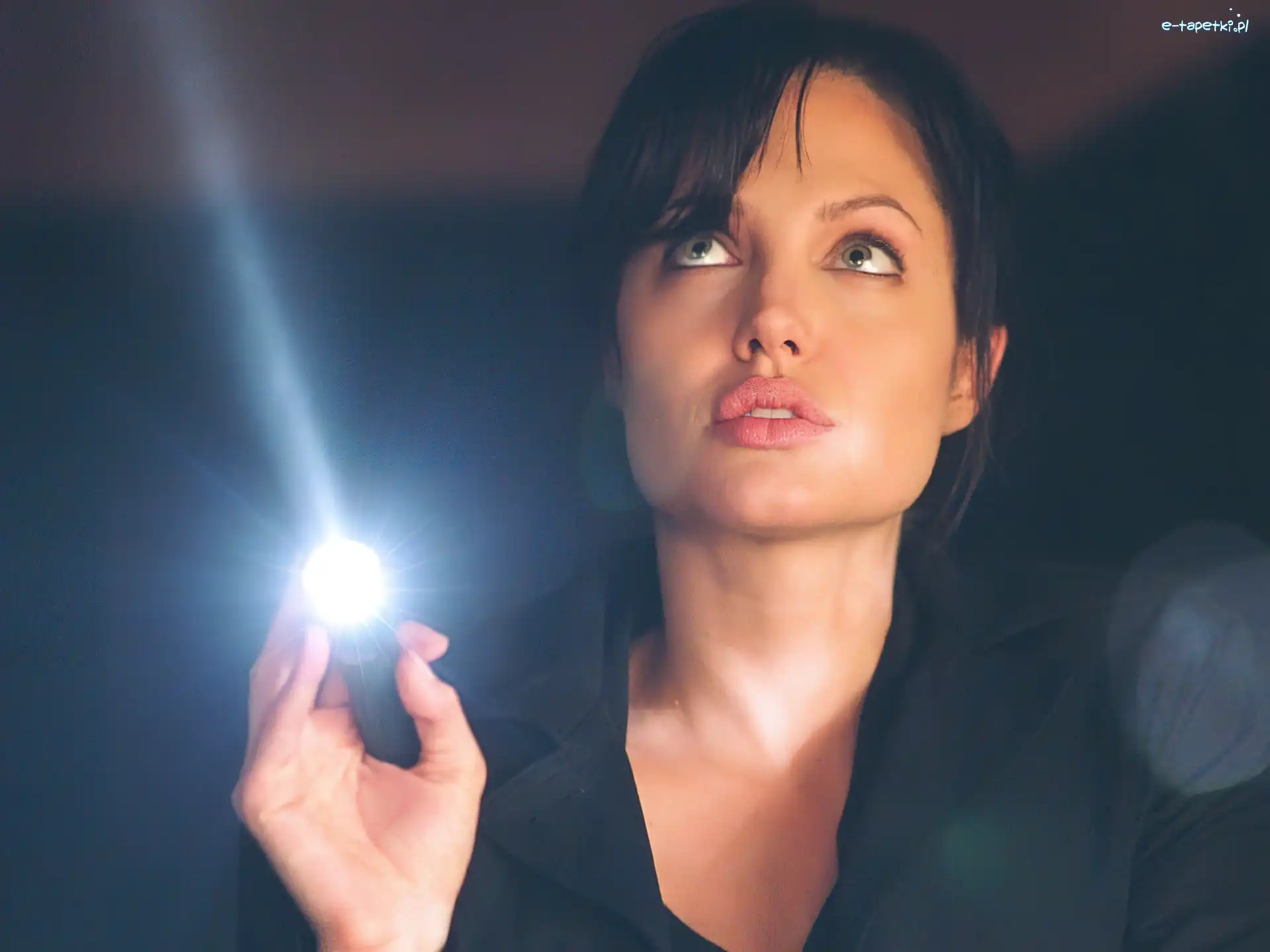czarna koszula, Angelina Jolie