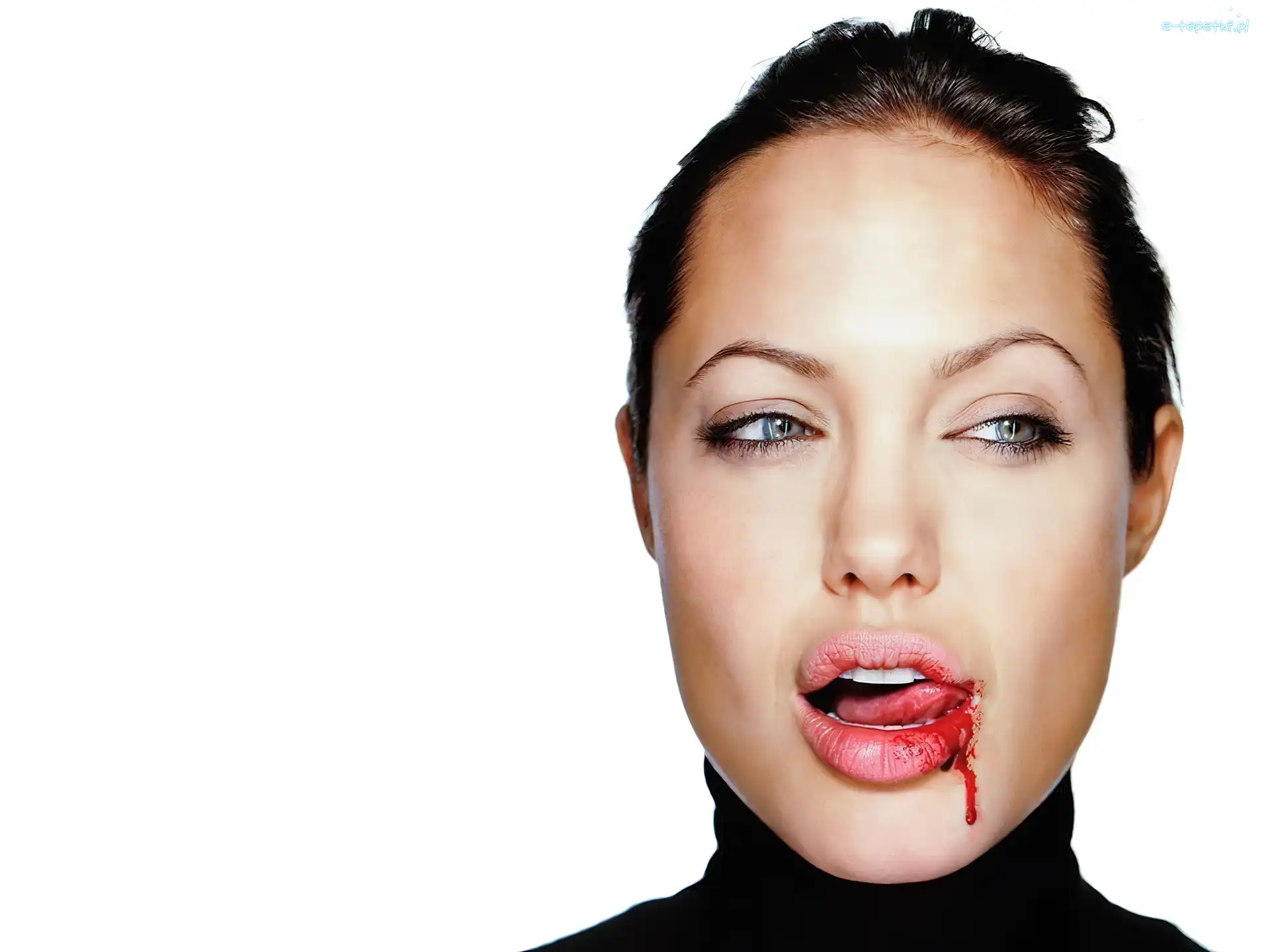 krew, czarny golf, Angelina Jolie