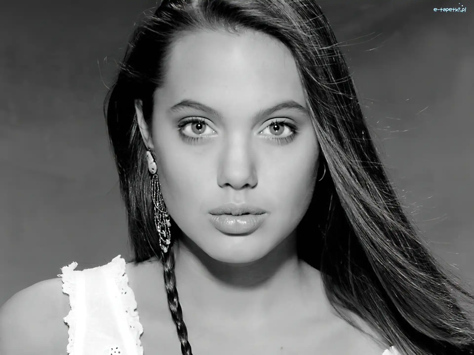 biały top, Angelina Jolie
