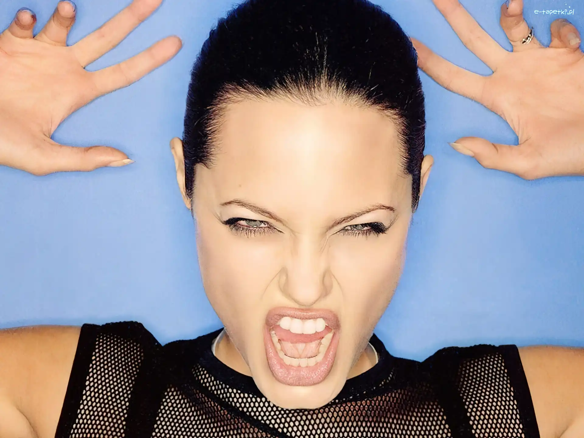 czarna bluzka, Angelina Jolie