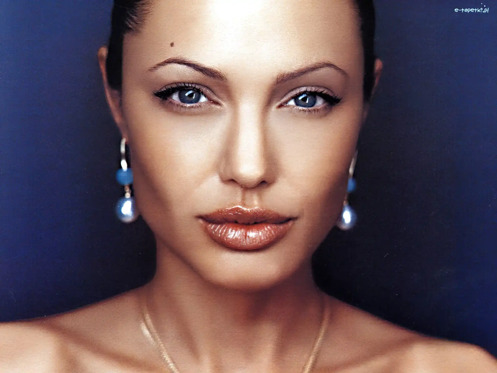 niebieskie oczy, Angelina Jolie